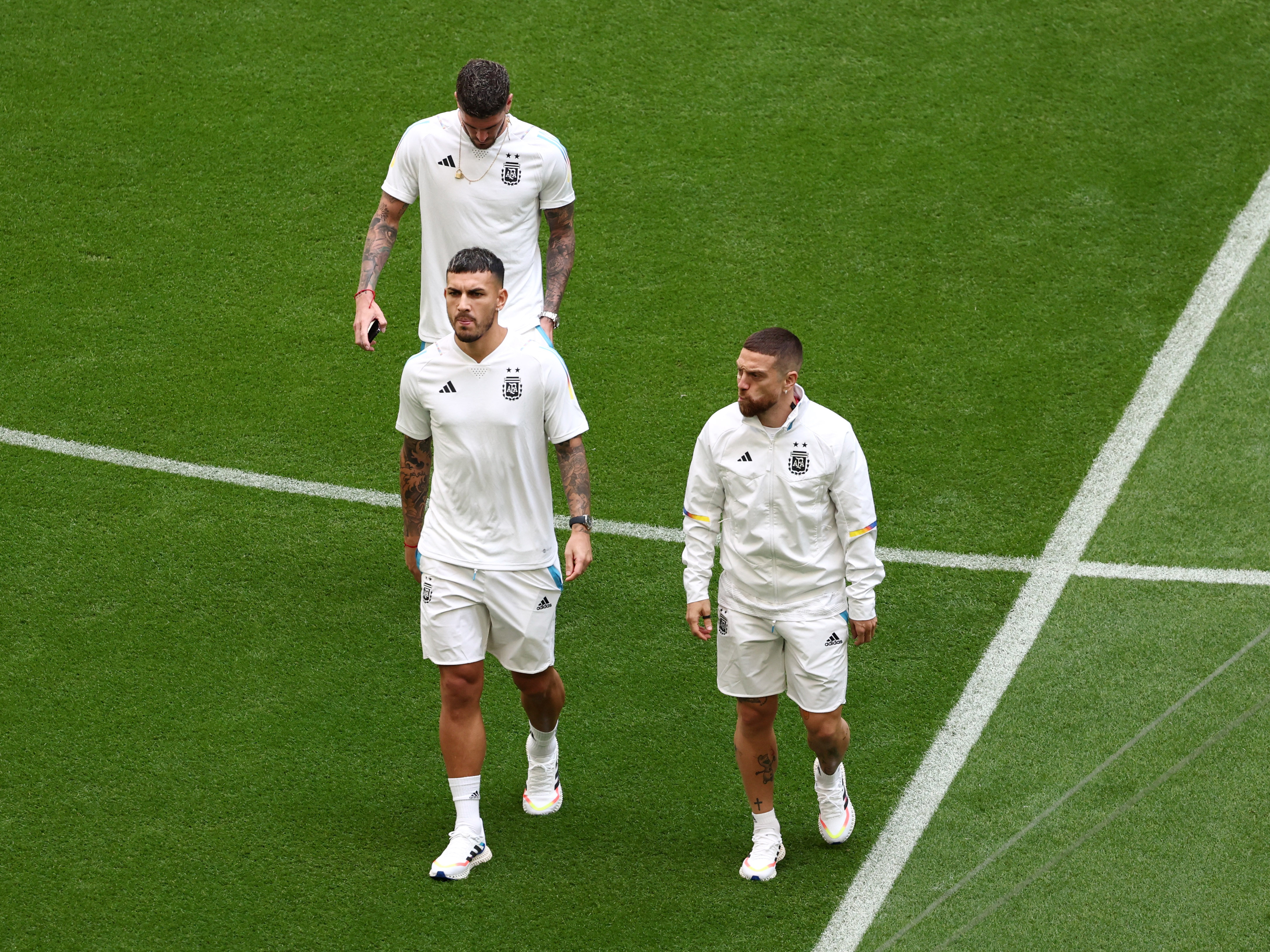 Rodrigo De Paul, Papu Gómez y Leandro Paredes, los primeros en salir al campo de juego (REUTERS/Marko Djurica)