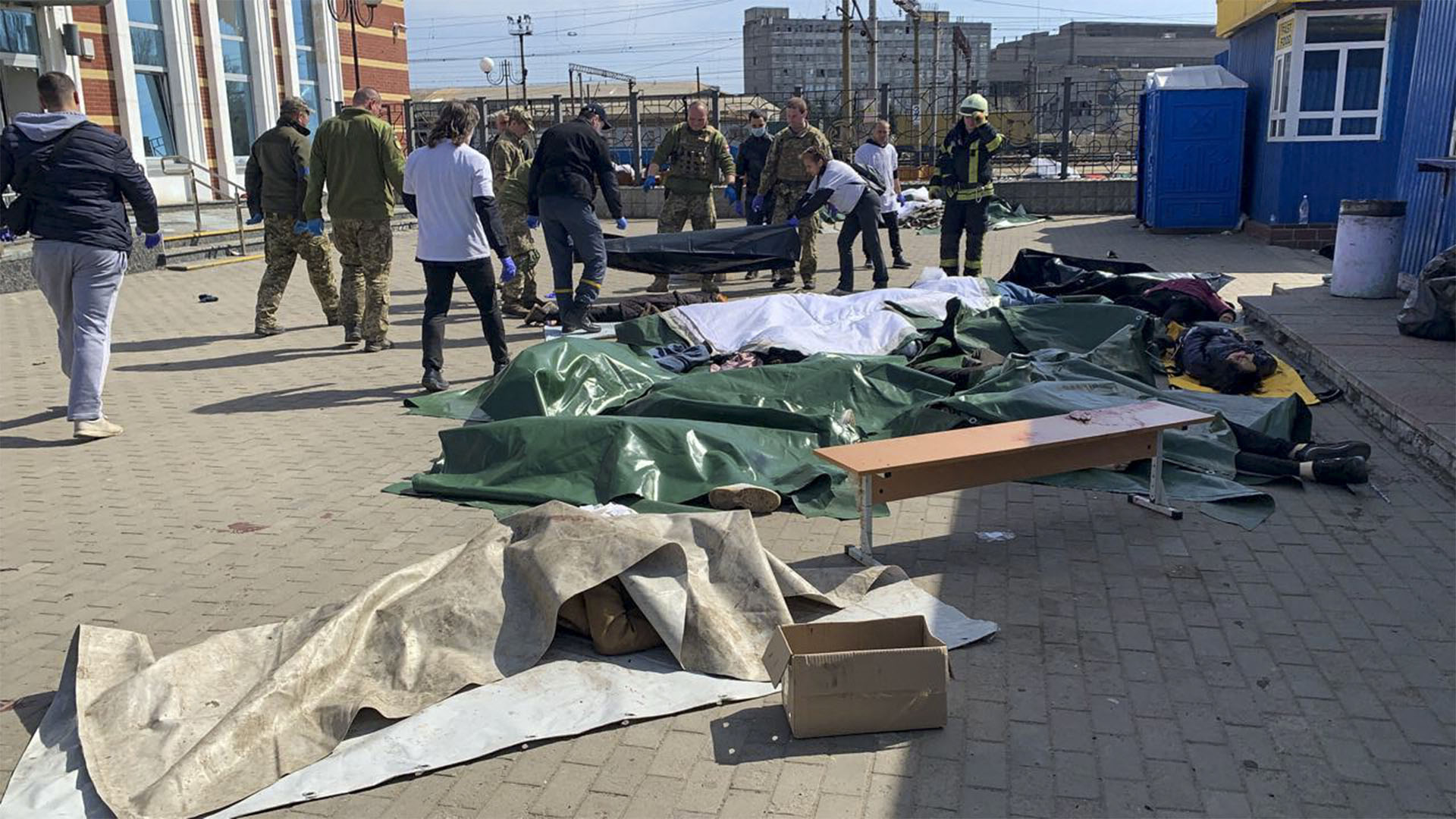 Decenas de personas murieron en un ataque ruso contra la estación de tren de Kramatorsk (Hervé BAR / AFP)