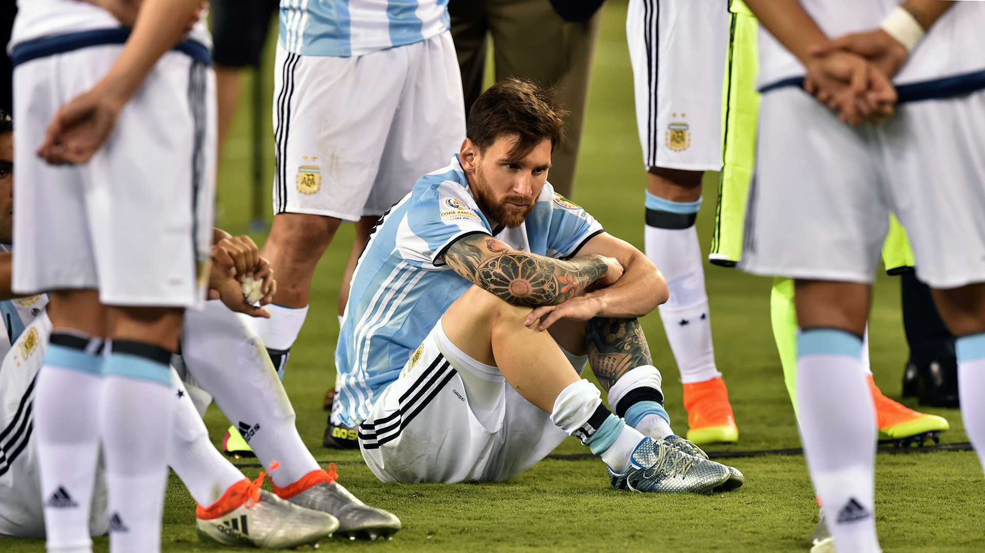 La decepción de Messi tras haber perdido la final de la Copa América en Chile, que lo hizo alejarse de la Selección un tiempo (AFP)