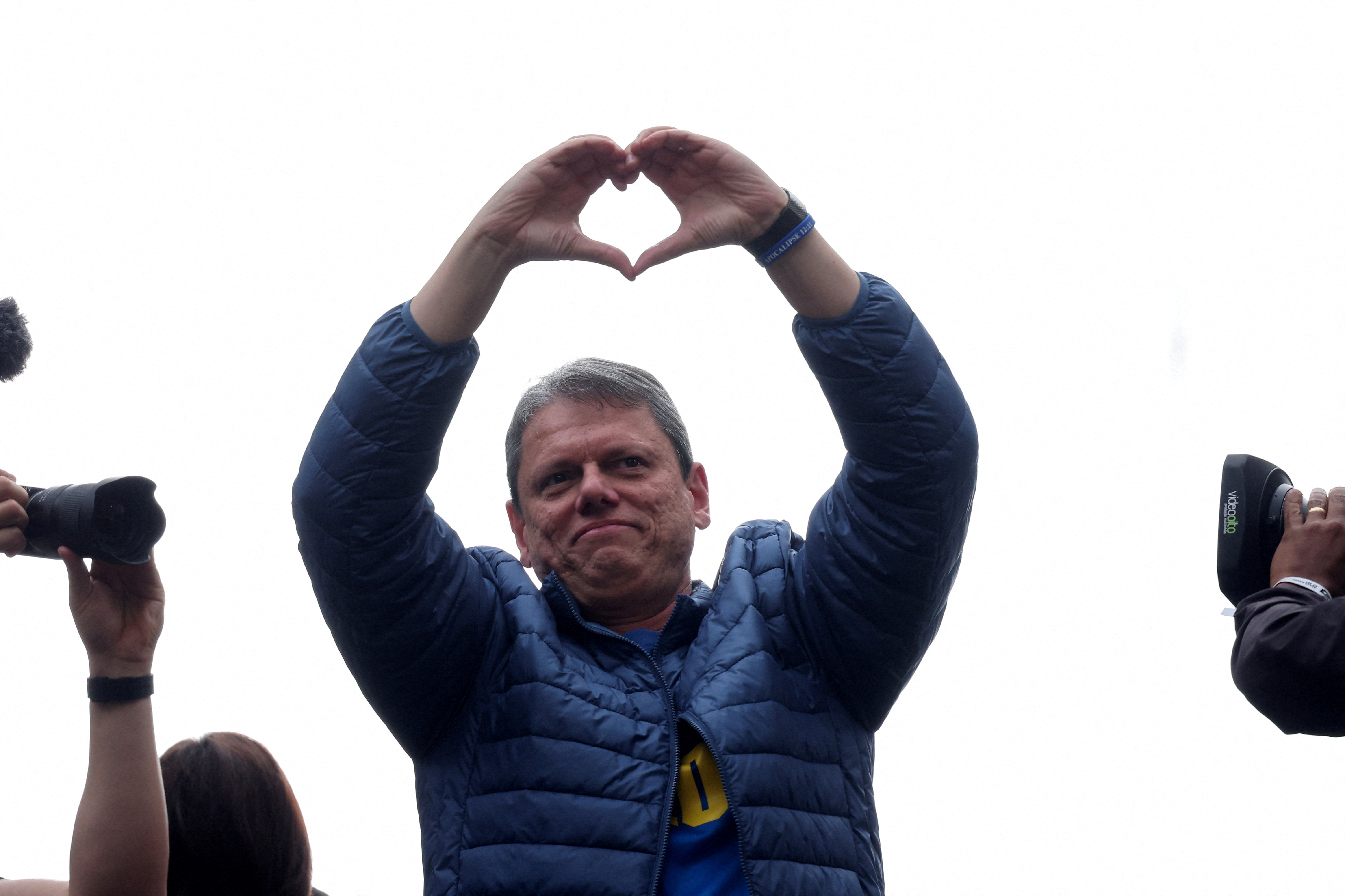 El momento del rescate del turista argentino que pasó más de 10 horas en la costa de Uruguay y no quería ser asistido