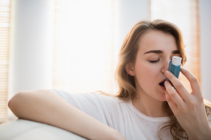 El asma es una enfermedad crónica que inflama y estrecha las vías respiratorias; según el reciente estudio, la falta de sueño puede agravar esta afección
