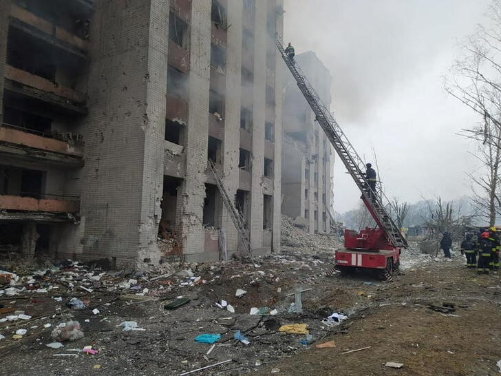 IMAGEN DE ARCHIVO. Una vista de un edificio residencial dañado durante un ataque aéreo, mientras continúa la invasión rusa de Ucrania, en Chernígov, Ucrania, en esta foto distribuida el 13 de marzo de 2022 (Servicio de prensa del Servicio Estatal de Emergencia de Ucrania/Distribuida vía REUTERS)