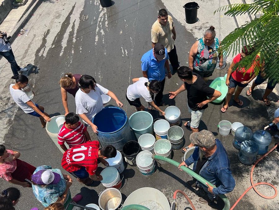 Vecinos de Monterrey llenan cubetas con agua de pipas (Foto: Twitter)