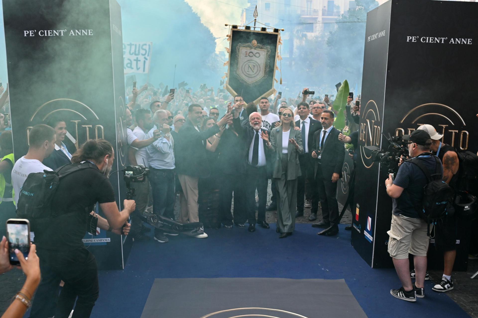 Todos los gui&ntilde;os a Diego Maradona en la fiesta por el centenario del Napoli: 