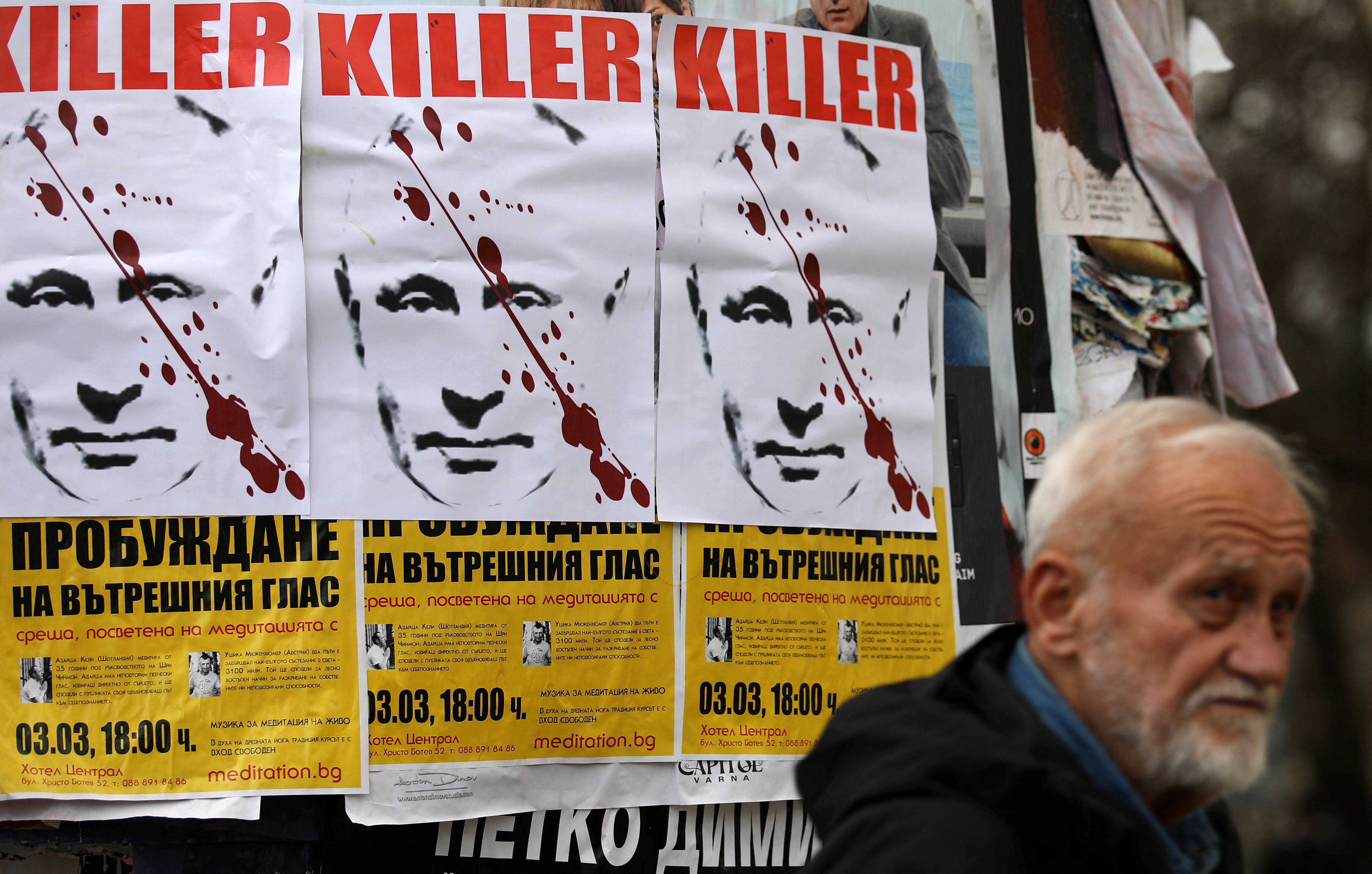 Un hombre pasa junto a carteles con la imagen del presidente ruso Vladimir Putin, tras la operación militar de Rusia en el este de Ucrania, en Sofía, Bulgaria, el 24 de febrero de 2022 (Reuters)