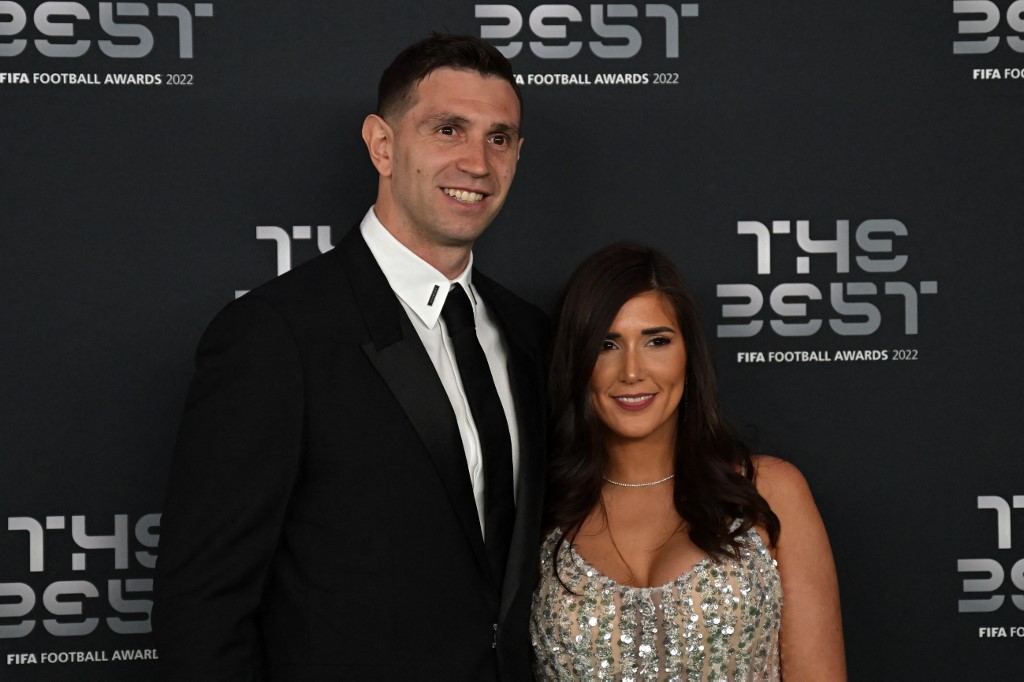 Emiliano Martínez y su esposa, Mandinha, en la previa a la gala de la FIFA (Photo by FRANCK FIFE / AFP)