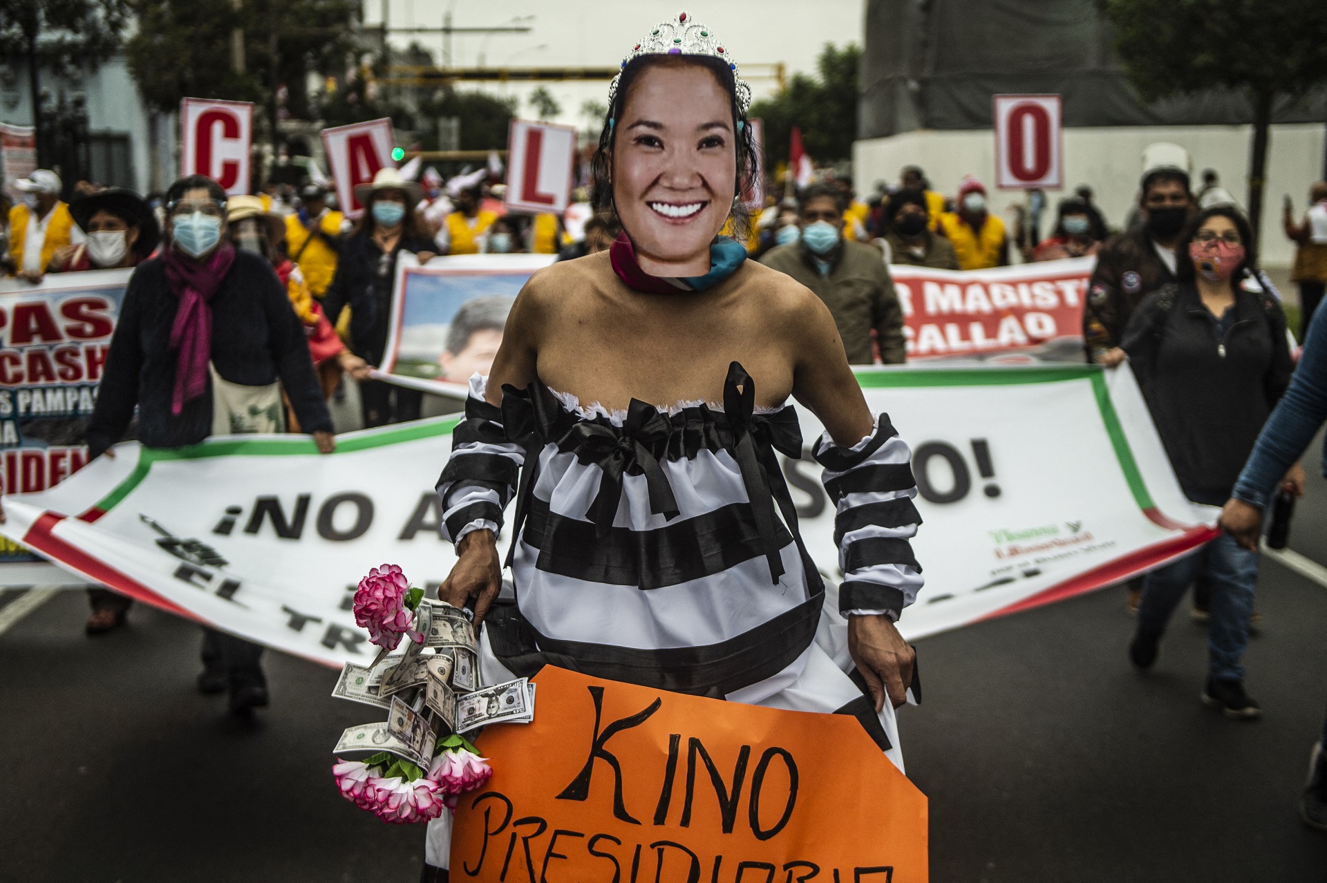 Varias mujeres lucían vestidos de quinceañeras con máscaras de Fujimori, en alusión a las tres derrotas de Fujimori en las urnas (2011, 2016 y 2021)