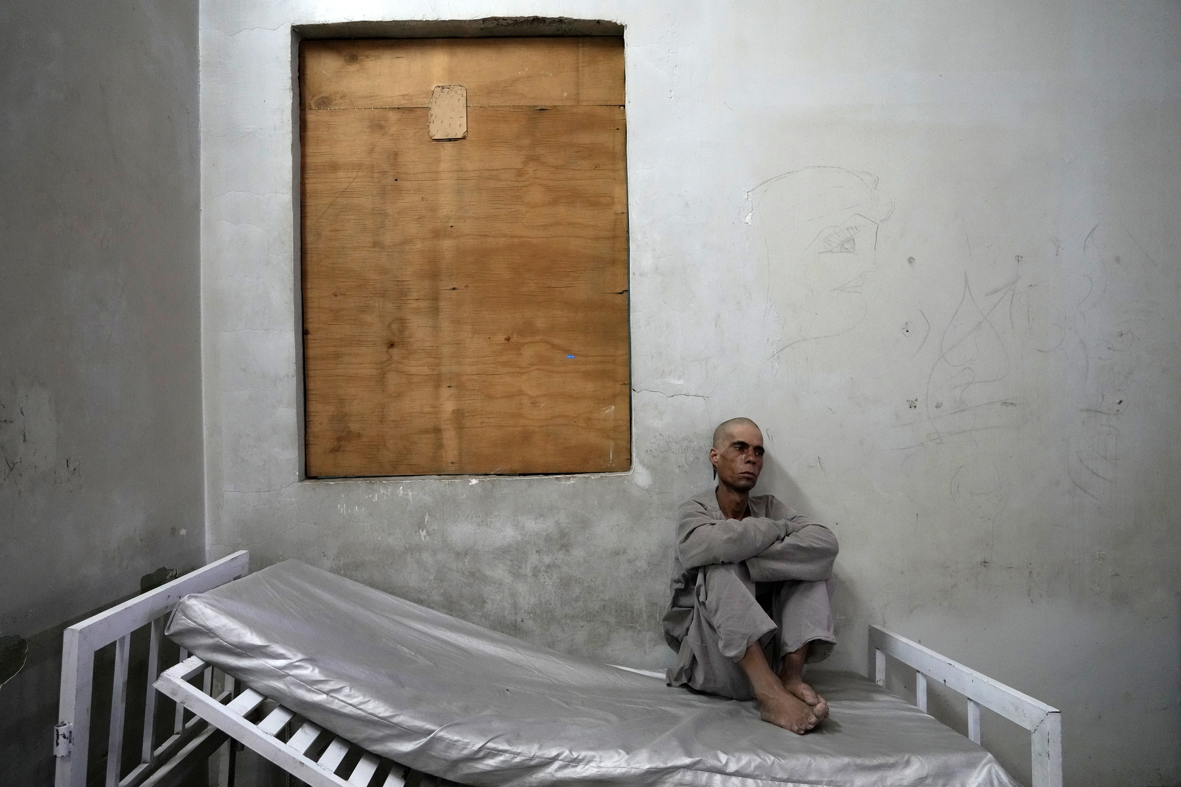 Un adicto sentado en su cama en la sala de desintoxicación de un campo de tratamiento de drogas en Kabul, Afganistán. (AP/Ebrahim Noroozi)