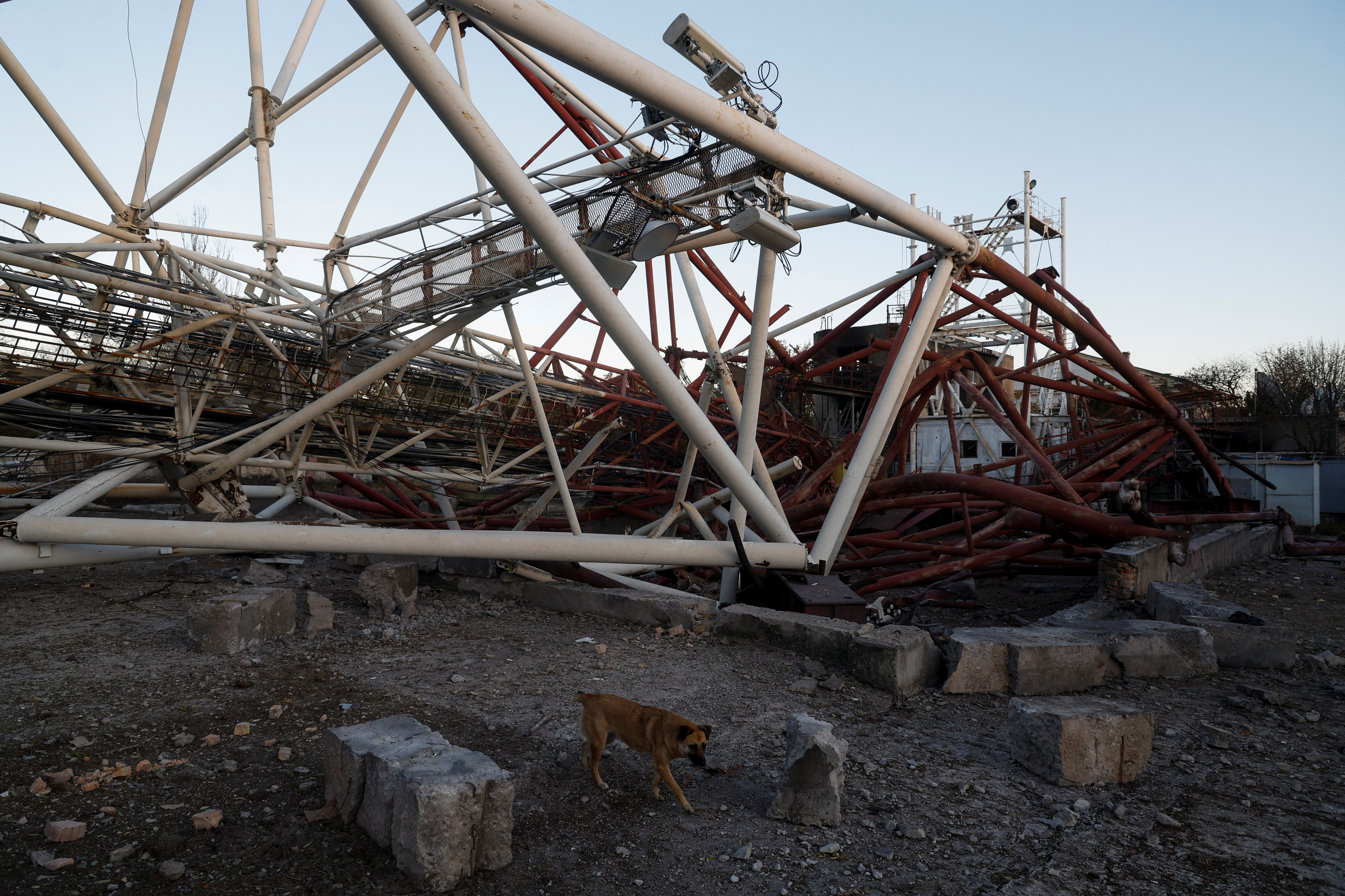 Una torre de televisión destruida en Kherson (REUTERS/Valentyn Ogirenko)