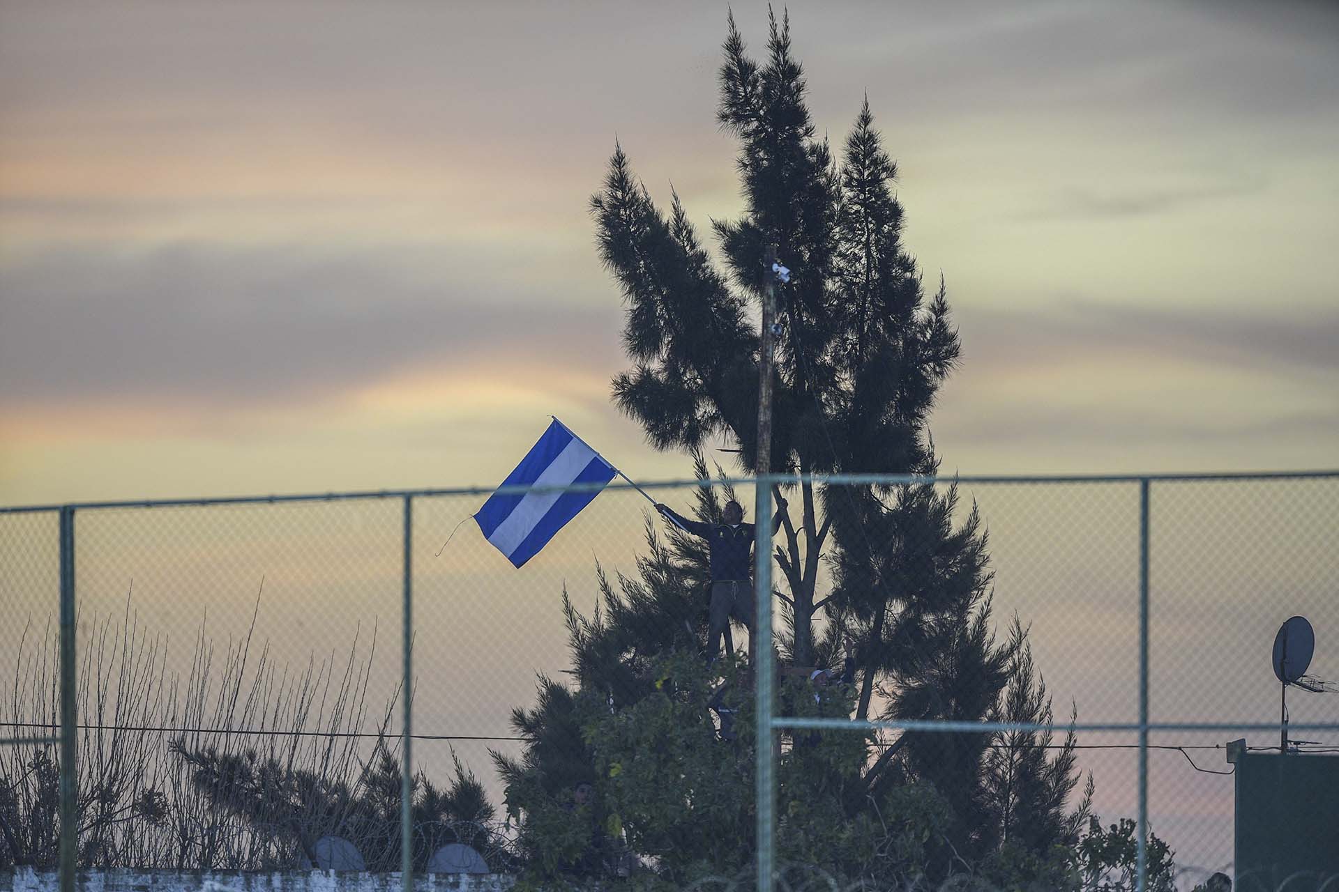 Una bandera se mezcla en el paisaje del estadio de Defensa y Justicia (JUAN MABROMATA / POOL / AFP)