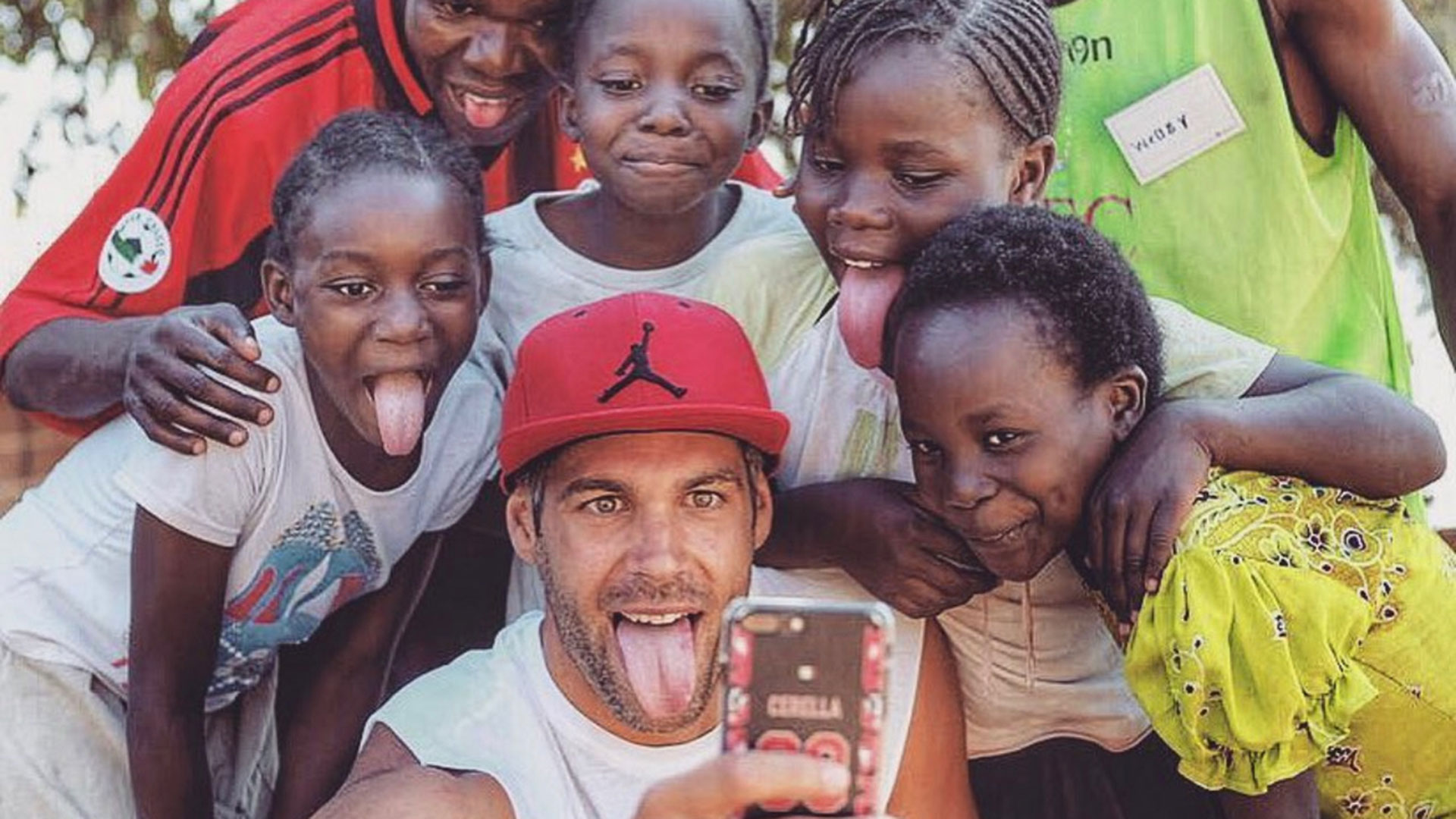 Bruno, con algunos de los chicos con los que trabaja en África