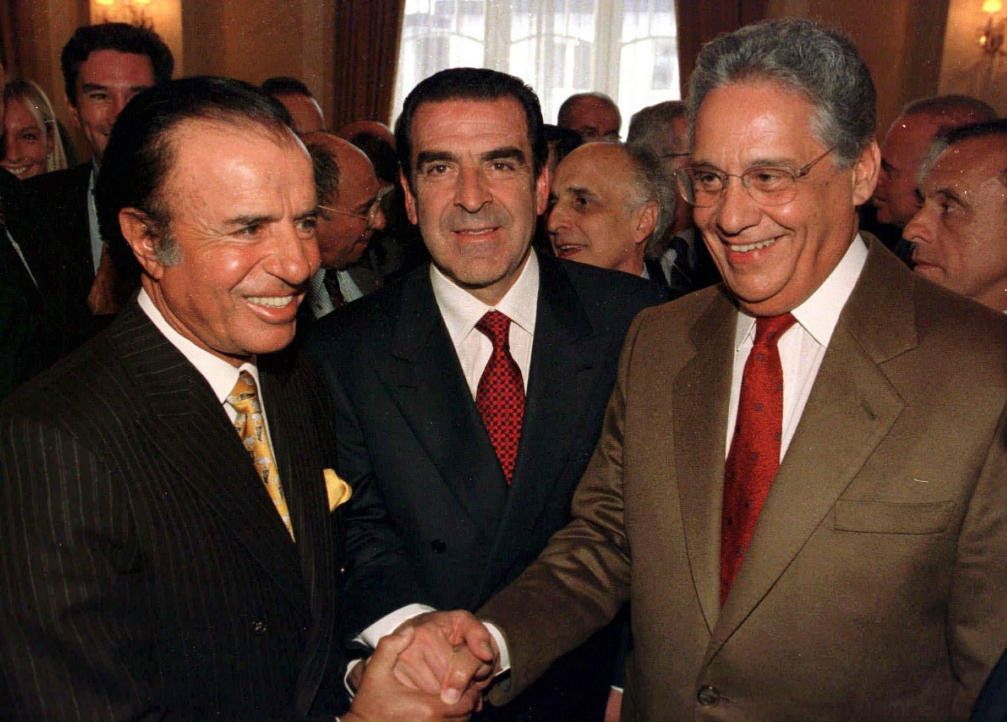 Fotografía tomada en enero de 1998 en la que se registró a los entonces presidentes de Argentina, Carlos Menem (i), de Chile, Eduardo Frei (c), y de Brasil, Fernando Henrique Cardoso (d), en Davos (Suiza) (EFE/Patrick Aviolat/Archivo)