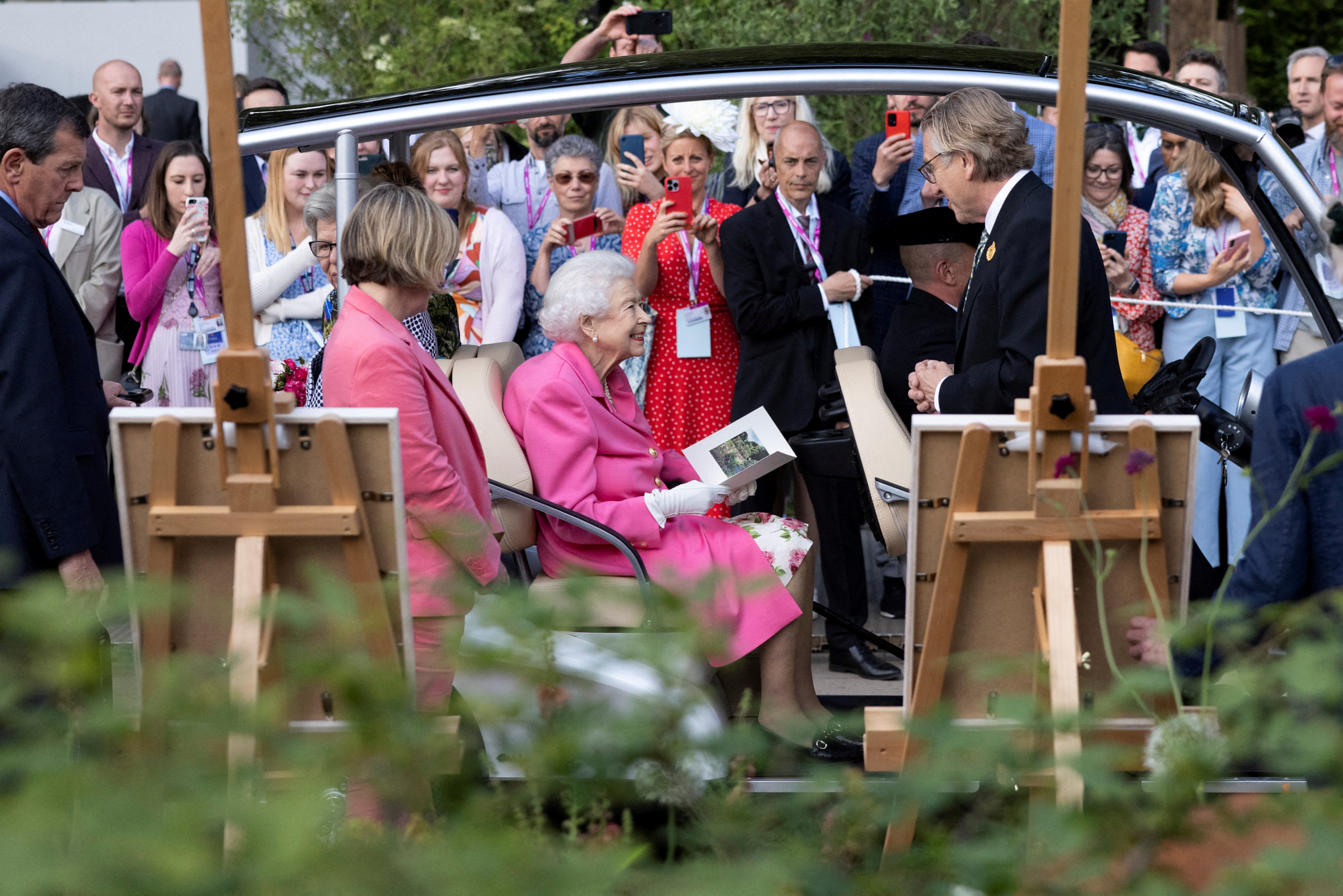 La Reina visitando el Chelsea Flower Show en Londres en mayo. (Dan Kitwood/REUTERS/archivo)
