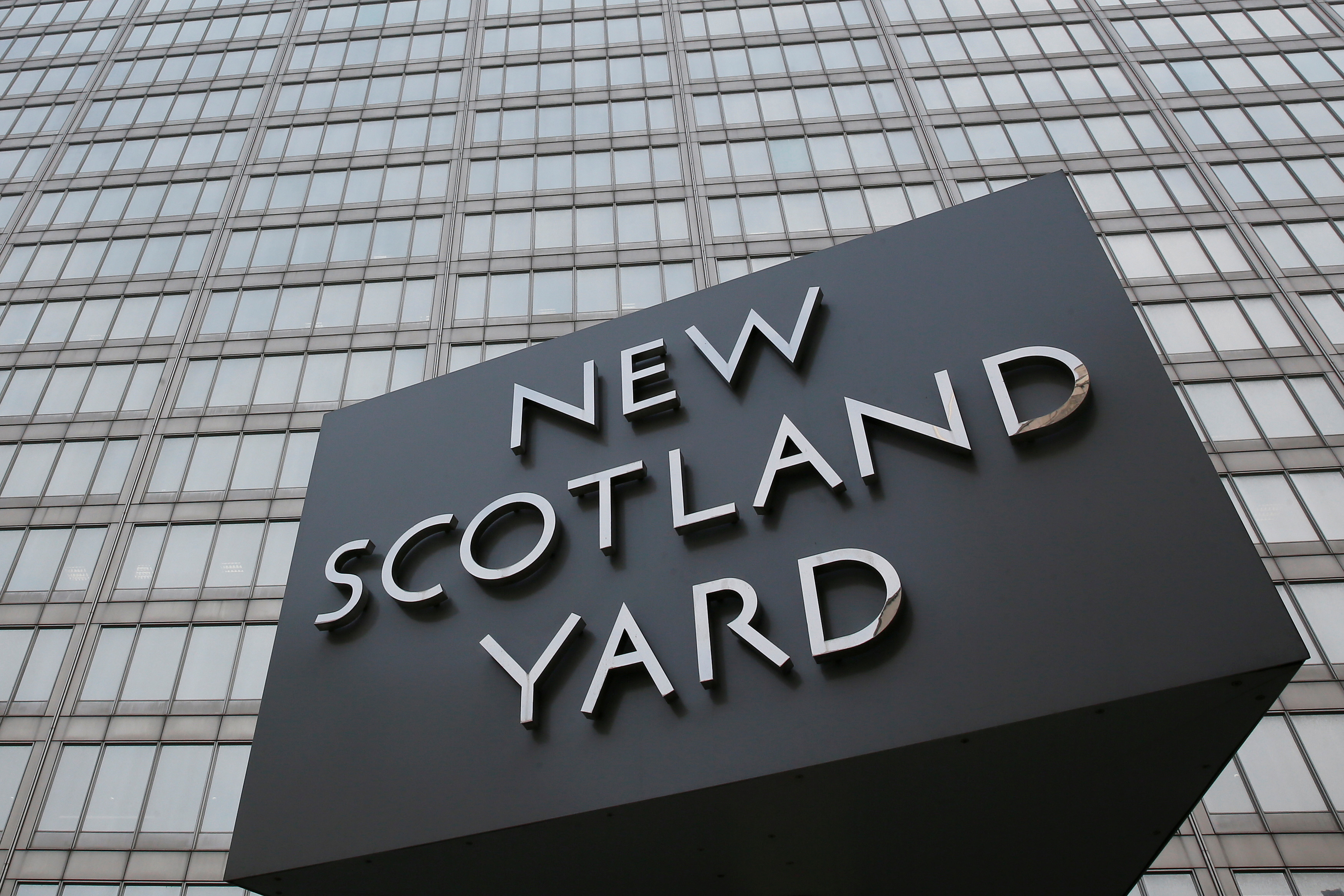 Foto de archivo: El cartel triangular giratorio se ve fuera de New Scotland Yard en el centro de Londres (REUTERS/Stefan Wermuth)