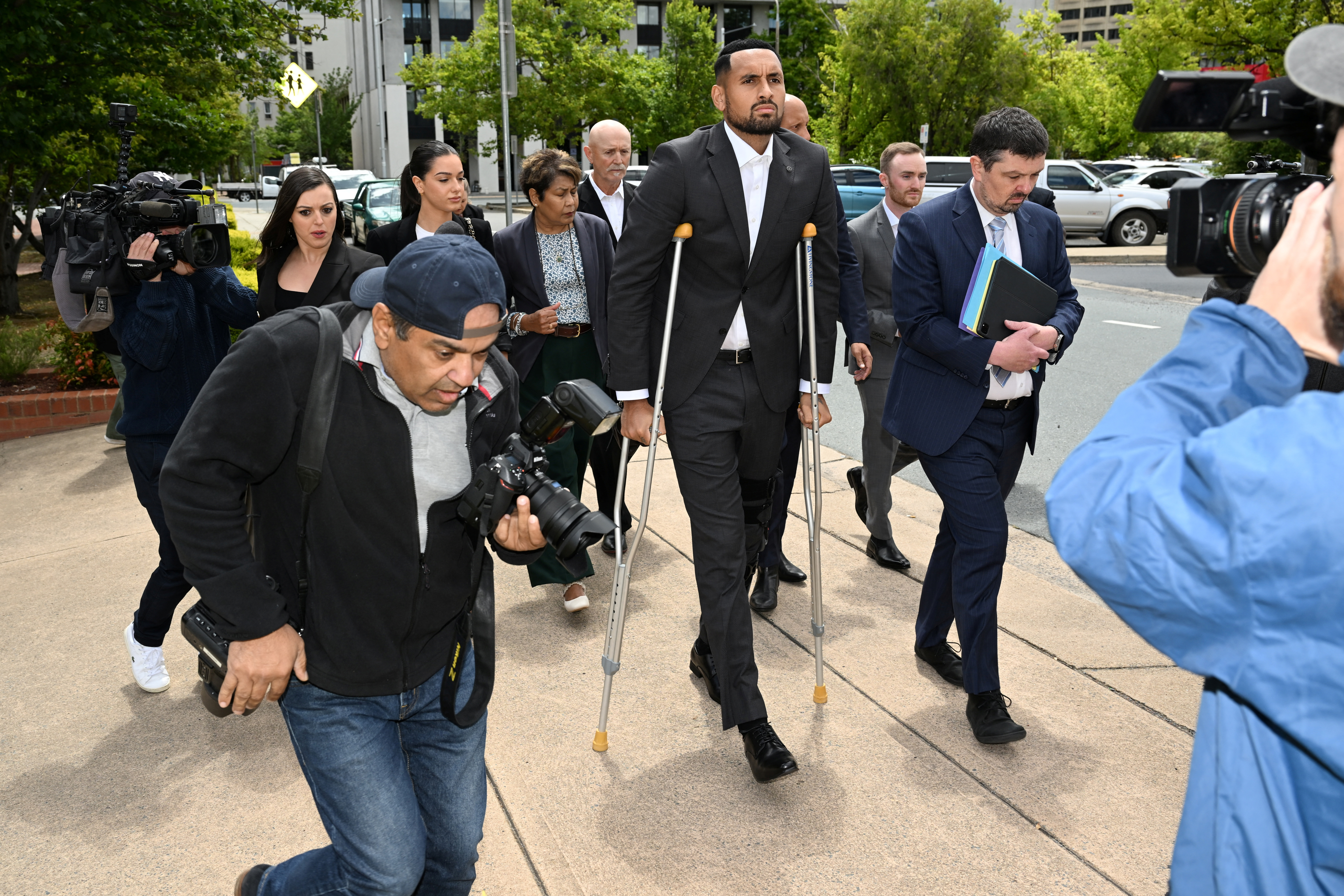 Nick Kyrgios acosado por la prensa en el tribunal de Canberra (REUTERS)