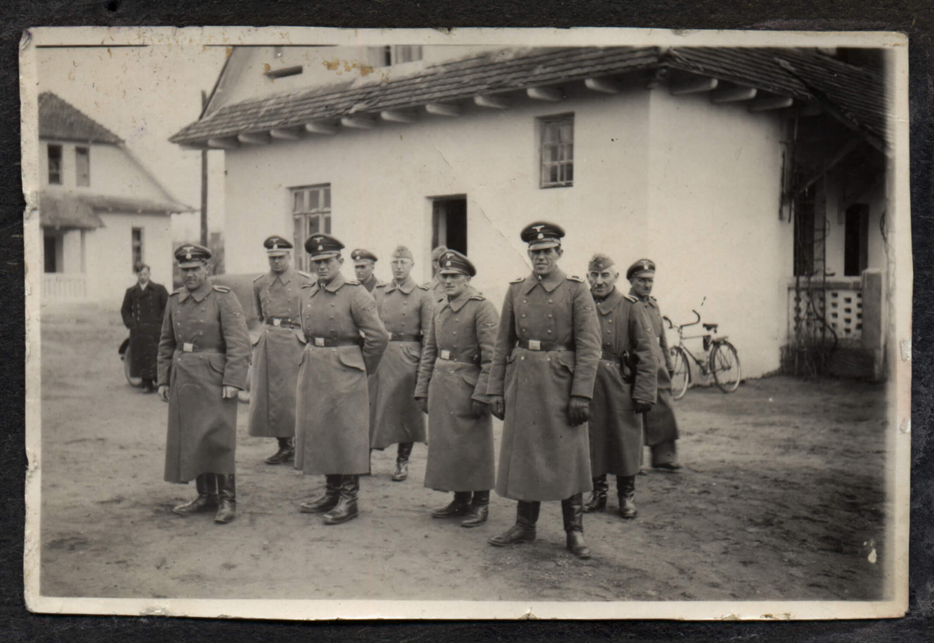 Parte del grupo de los oficiales de la SS en el campo de exterminio, frente al edificio donde vivió y trabajó el comandante de Belzec, Christian Wirth (Staatsarchiv München)