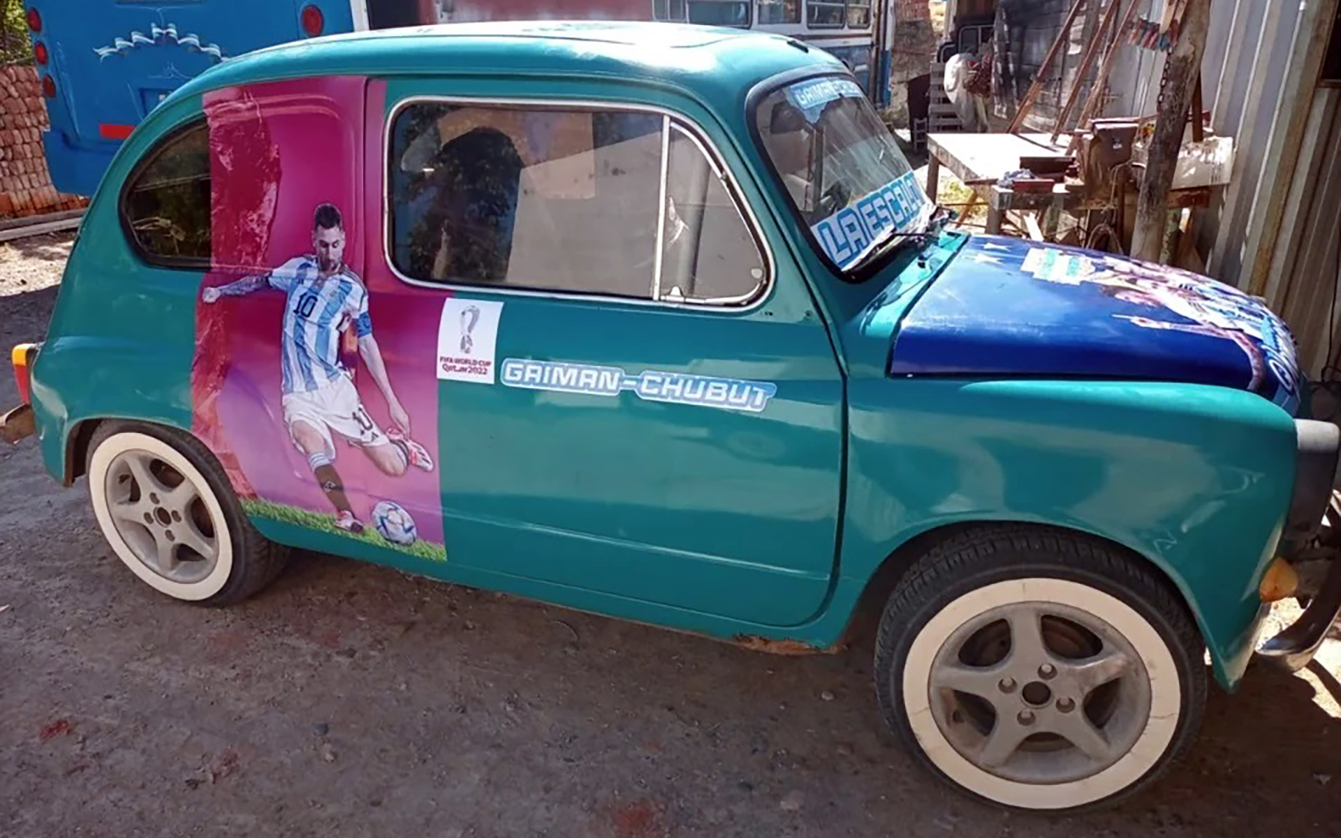Nancy Cárdenas convirtió este Fiat 600 en una "Scaloneta" patagónica, en Gaiman, Chubut