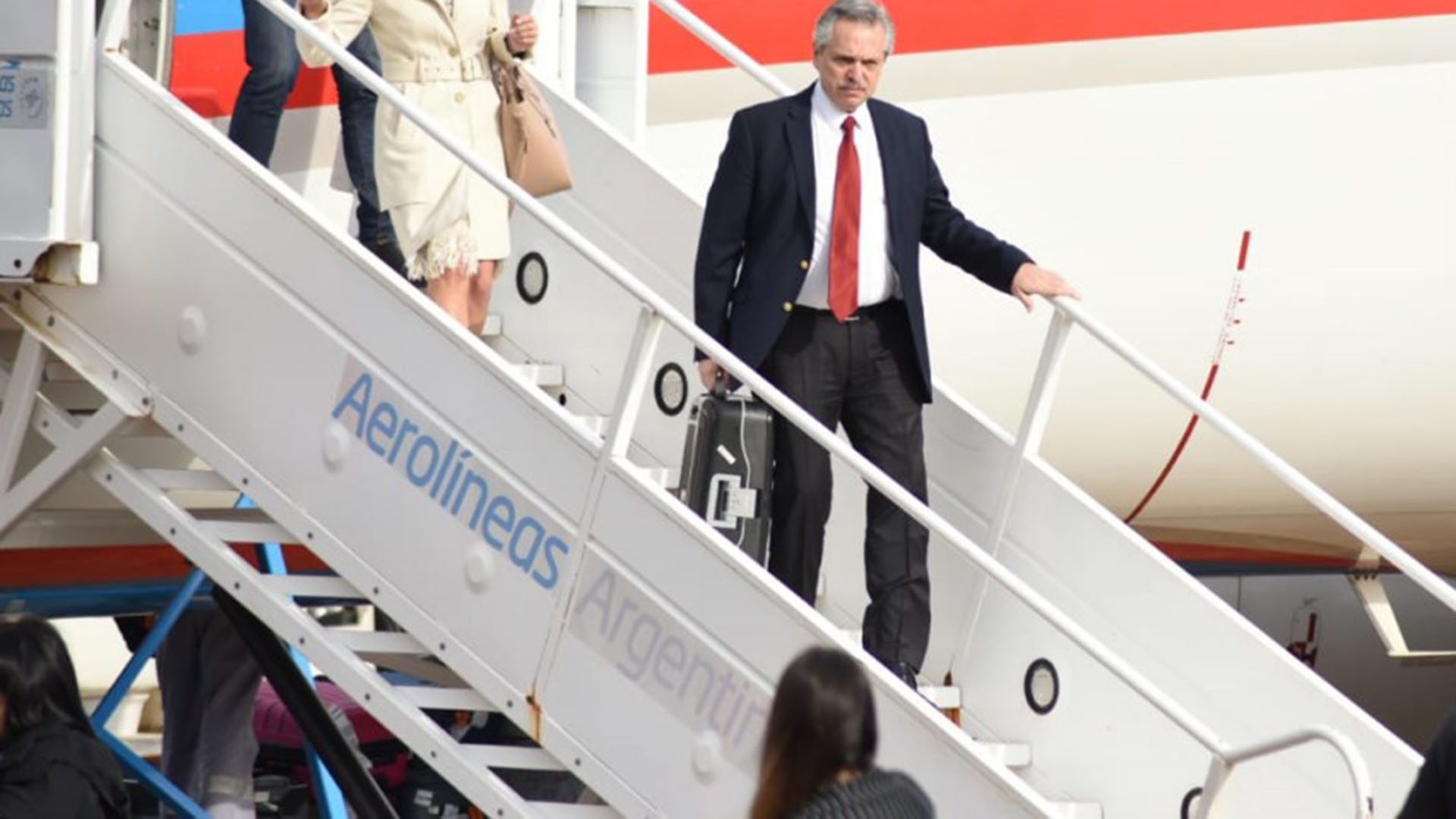 El presidente Alberto Fernández baja del avión durante una gira presidencial