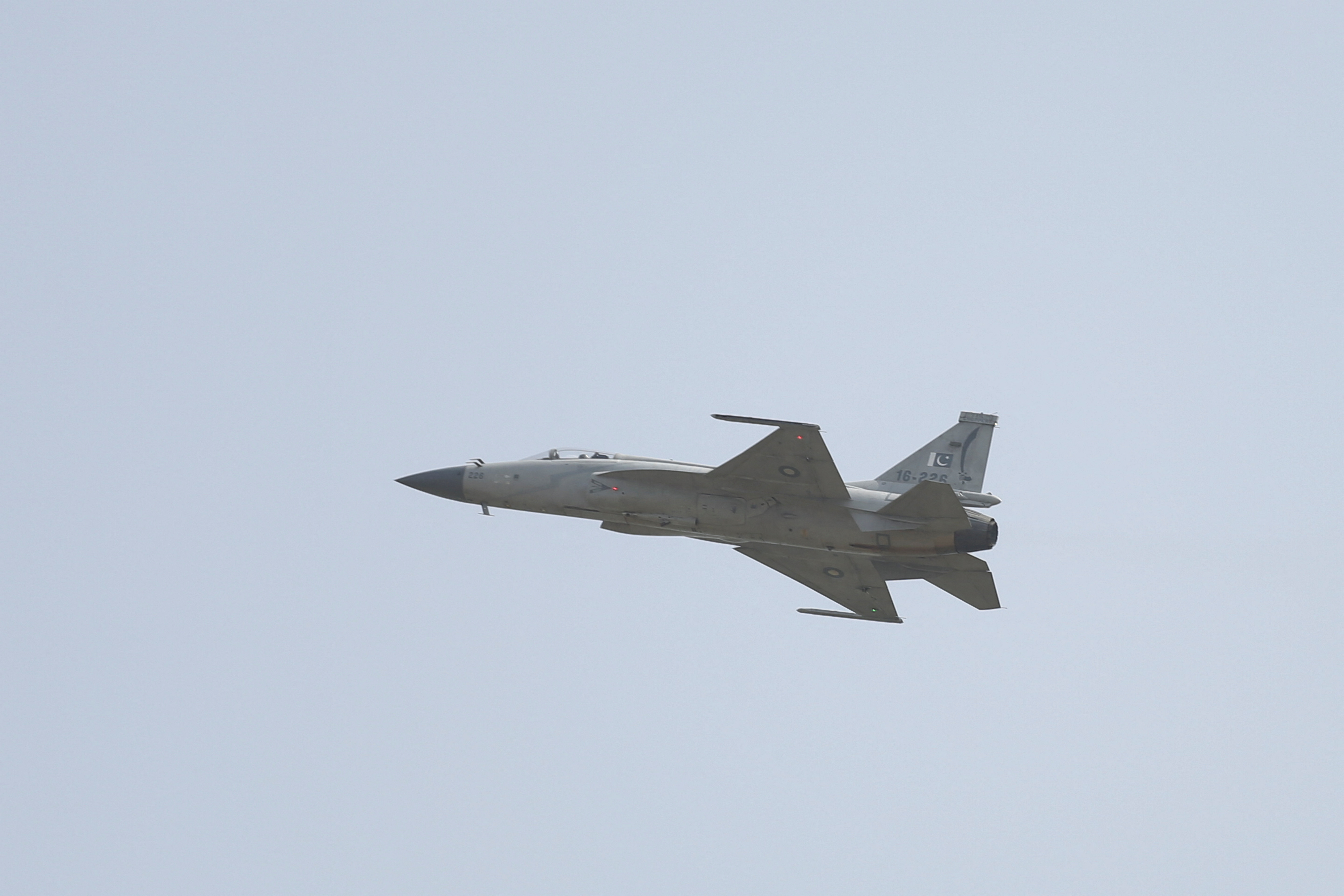 Oficiales superiores y pilotos de la Fuerza Aérea Argentina (FAA) probaron aviones de combate chinos. (REUTERS/Saiyna Bashir)