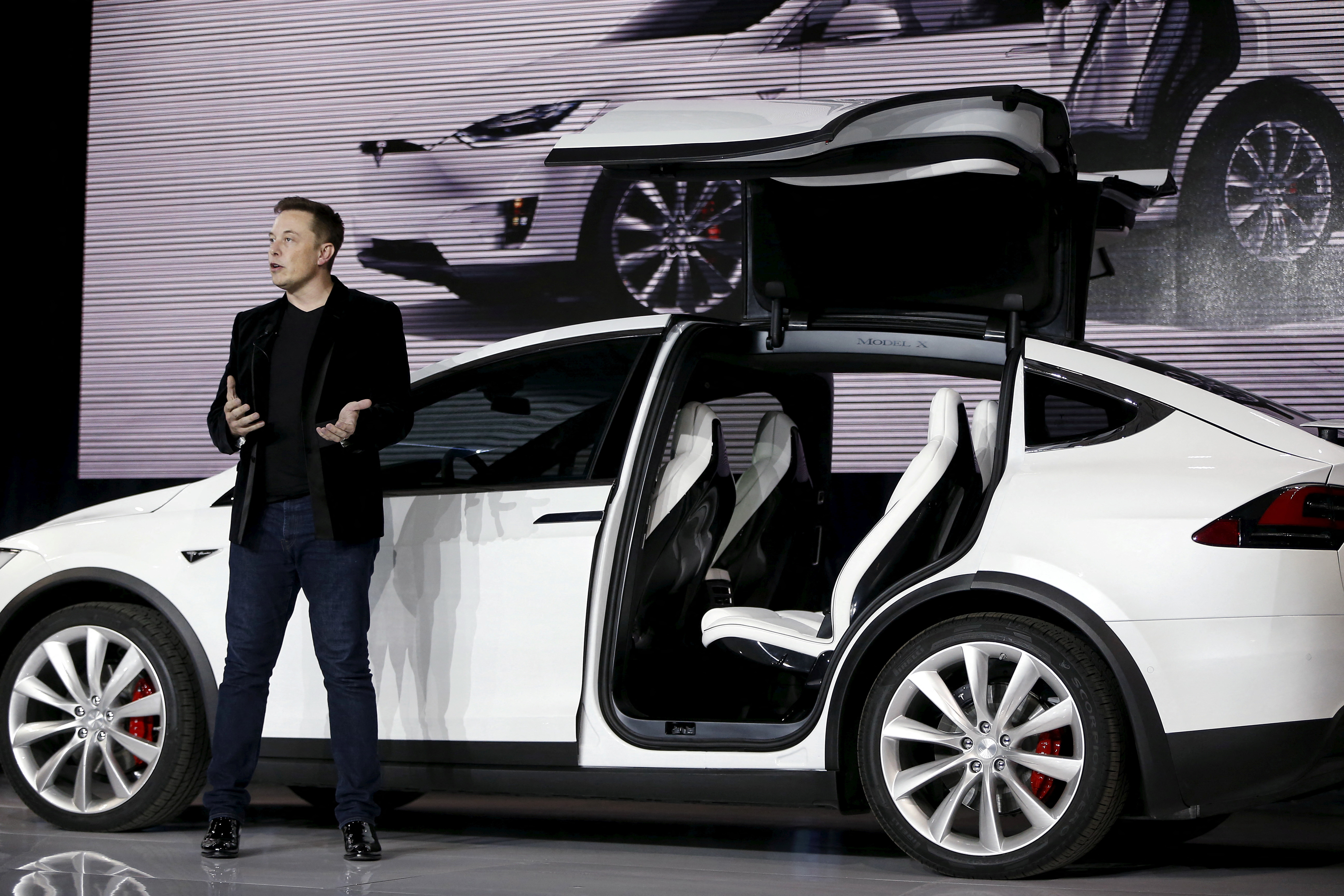Elon Musk tiene un gran producto en un mercado muy volátil, Se la única marca masiva de autos eléctricos lo puso en la cima pero también lo afectó en este momento de la economía. REUTERS/Stephen Lam/File Photo