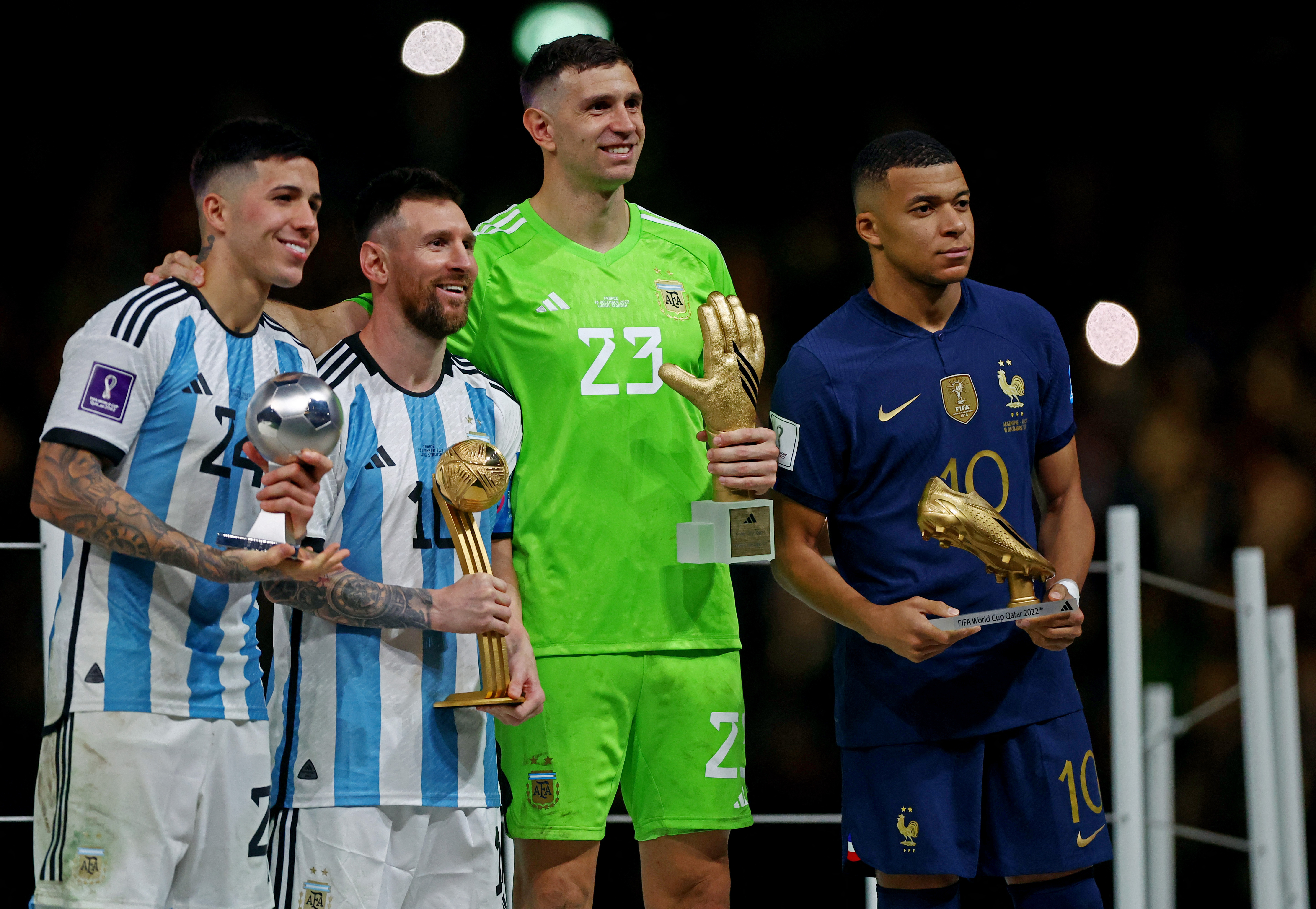 Mbappé junto a los demás ganadores de los premios individuales (Foto: Reuters)