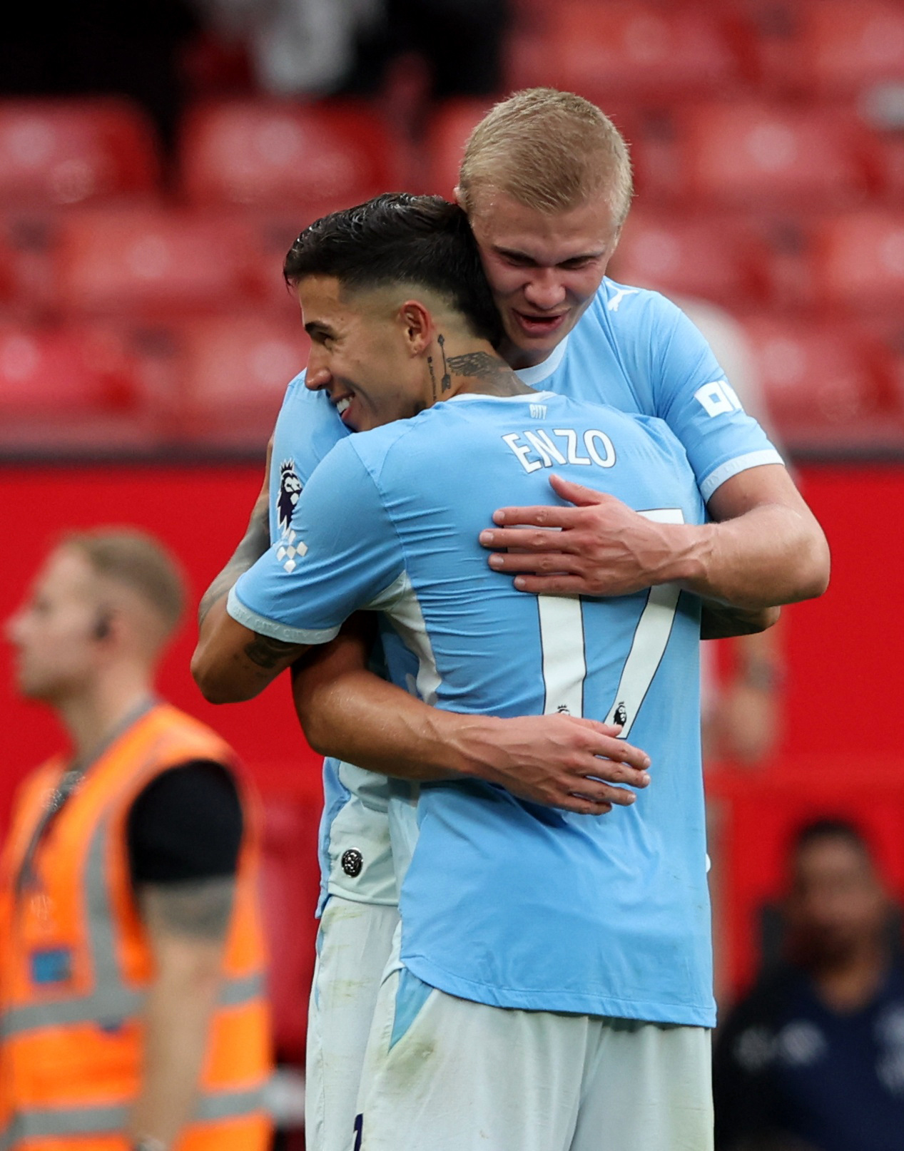 Los gestos de Haaland con Enzo Fern&aacute;ndez tras el cl&aacute;sico de Manchester que el City le gan&oacute; al United: el fraternal abrazo