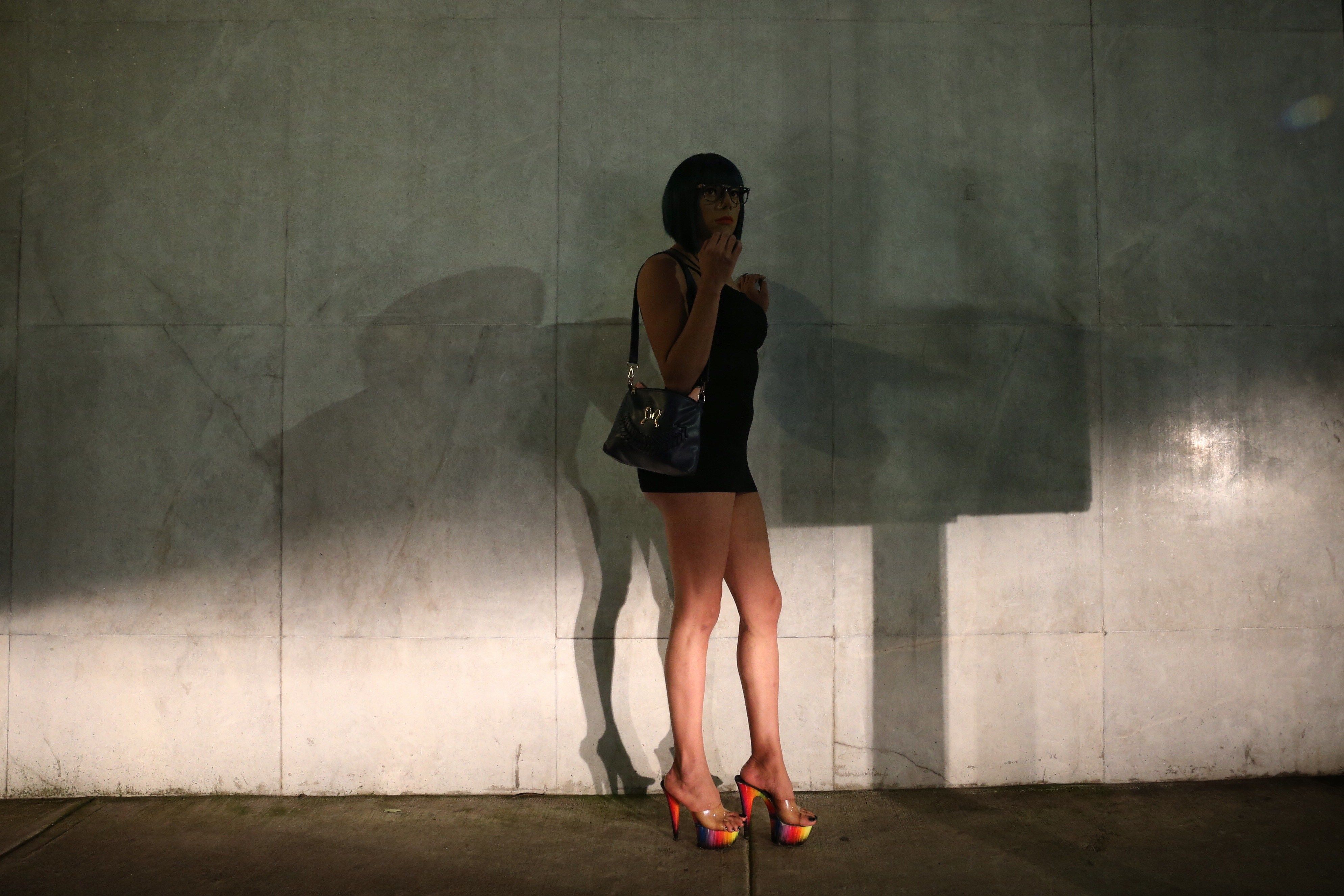 Fotografía fechada el 8 de noviembre de 2019, que muestra a la trabajadora sexual Italia mientras trabaja en una calle de la Ciudad de México (Foto: EFE/ Sáshenka Gutiérrez)