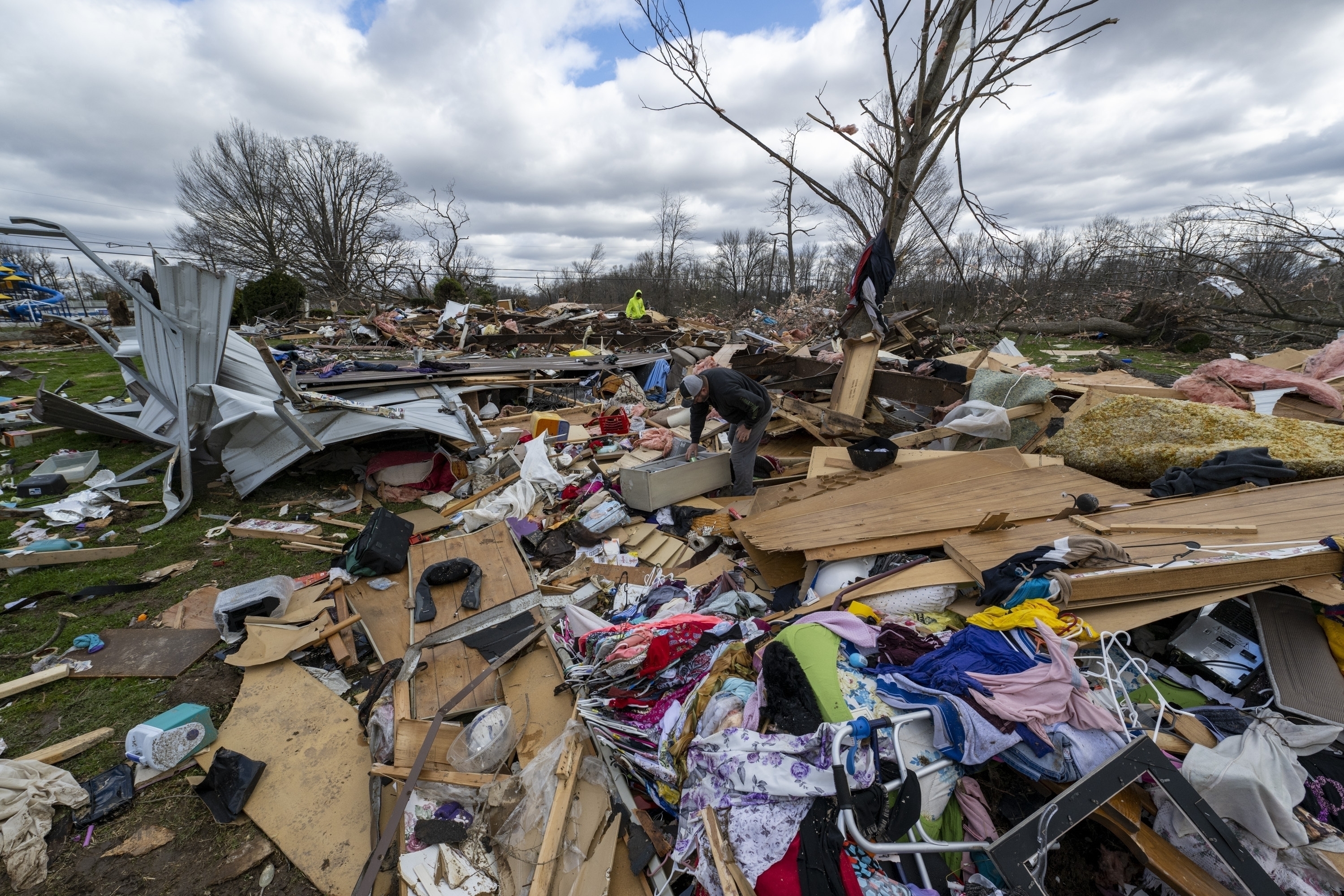 Al menos 26 personas murieron por los tornados y las violentas tormentas en  EEUU - Infobae