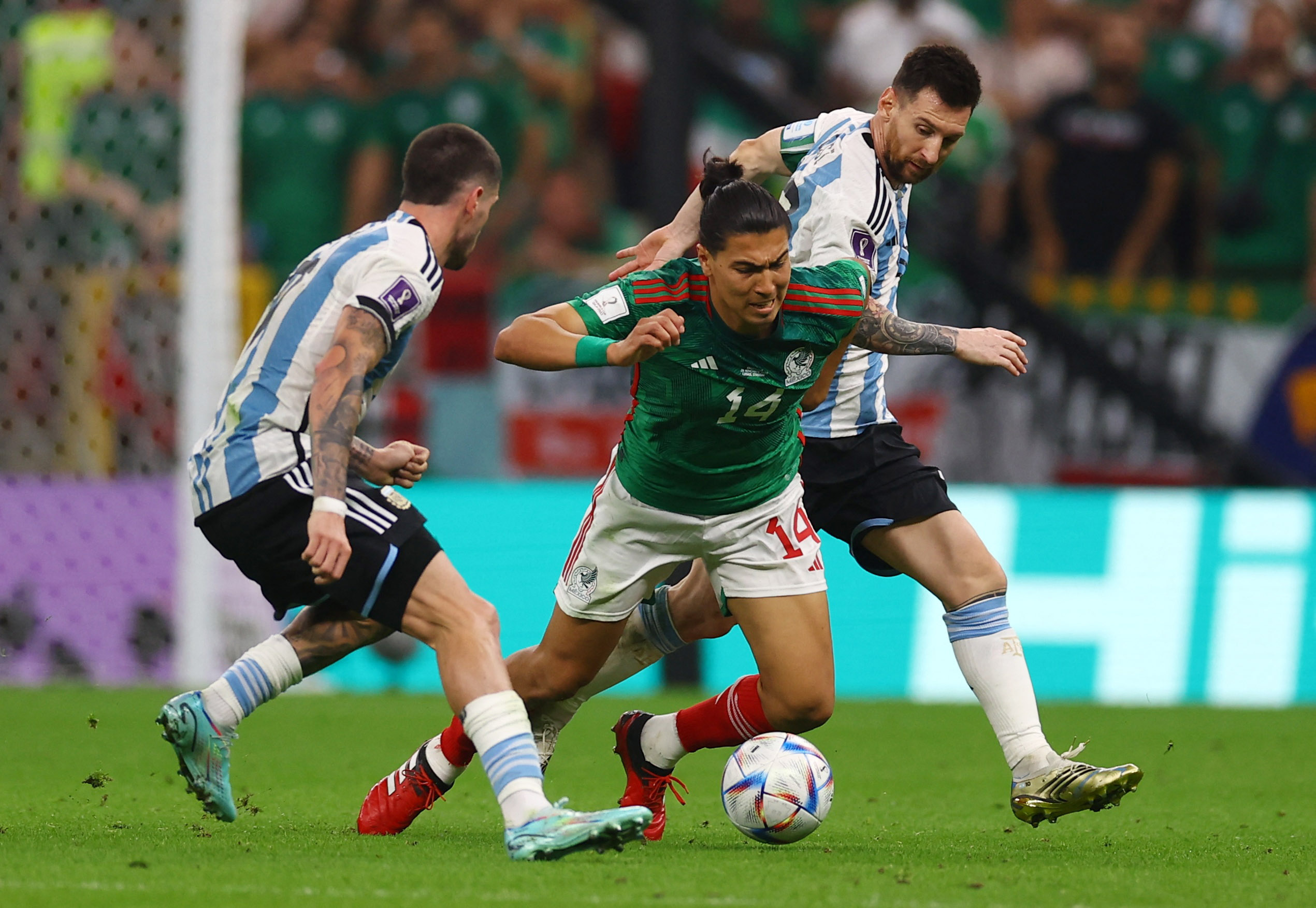 De Paul y Messi en el duelo clave ante México (REUTERS/Kai Pfaffenbach)
