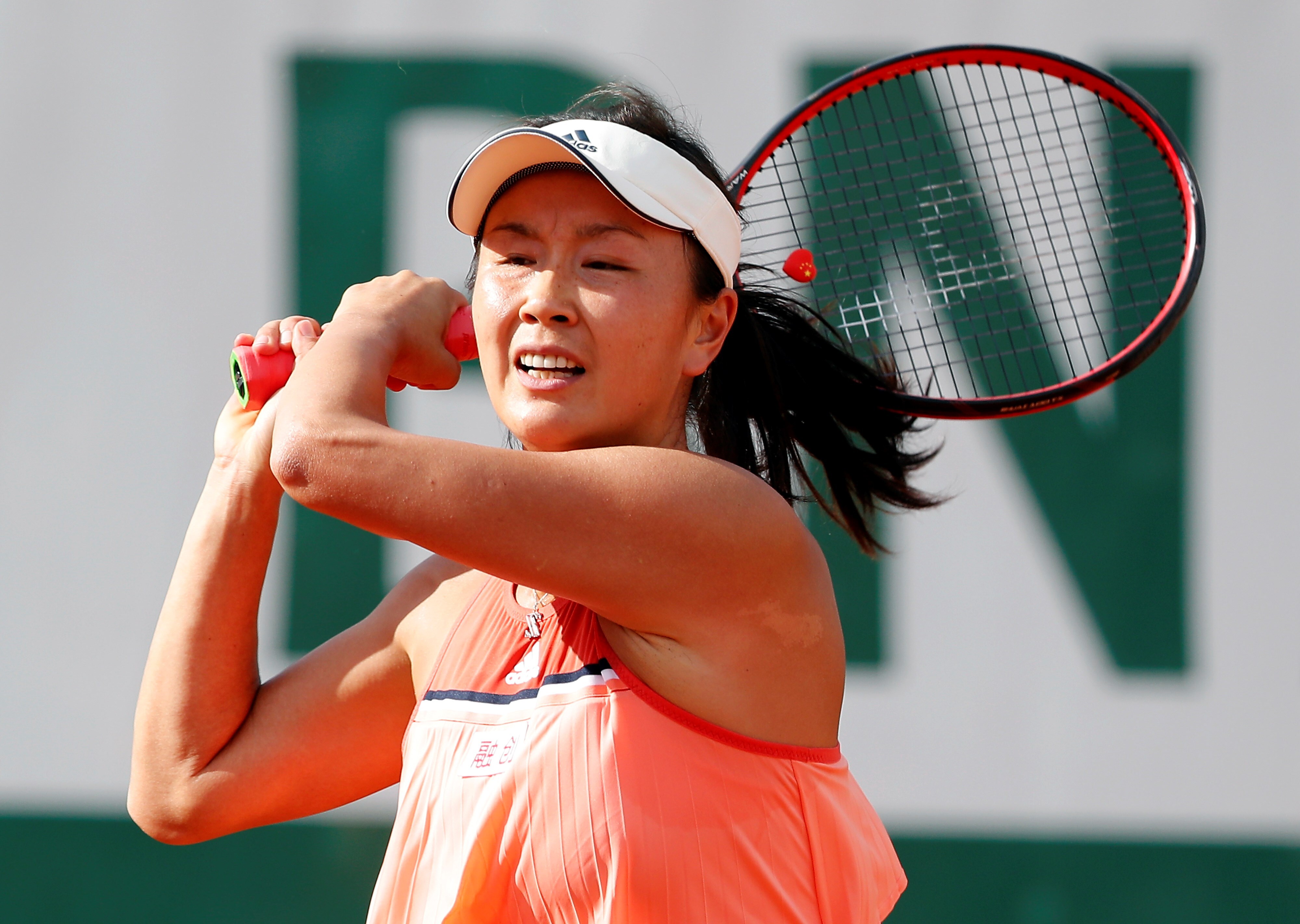 La tenista Peng Shuai, en uno de los partidos que disputó en Roland Garros, en París, en 2018 (EFE)