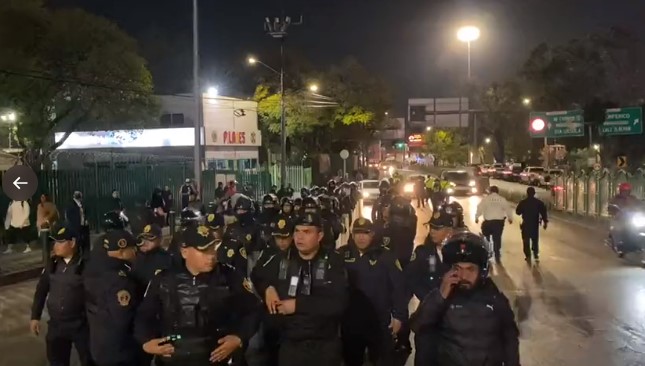 Tras el diálogo, agentes policíacos se dieron cita al sur de la CDMX para replegar la manifestación (Twitter/@Gposiadeoficial)