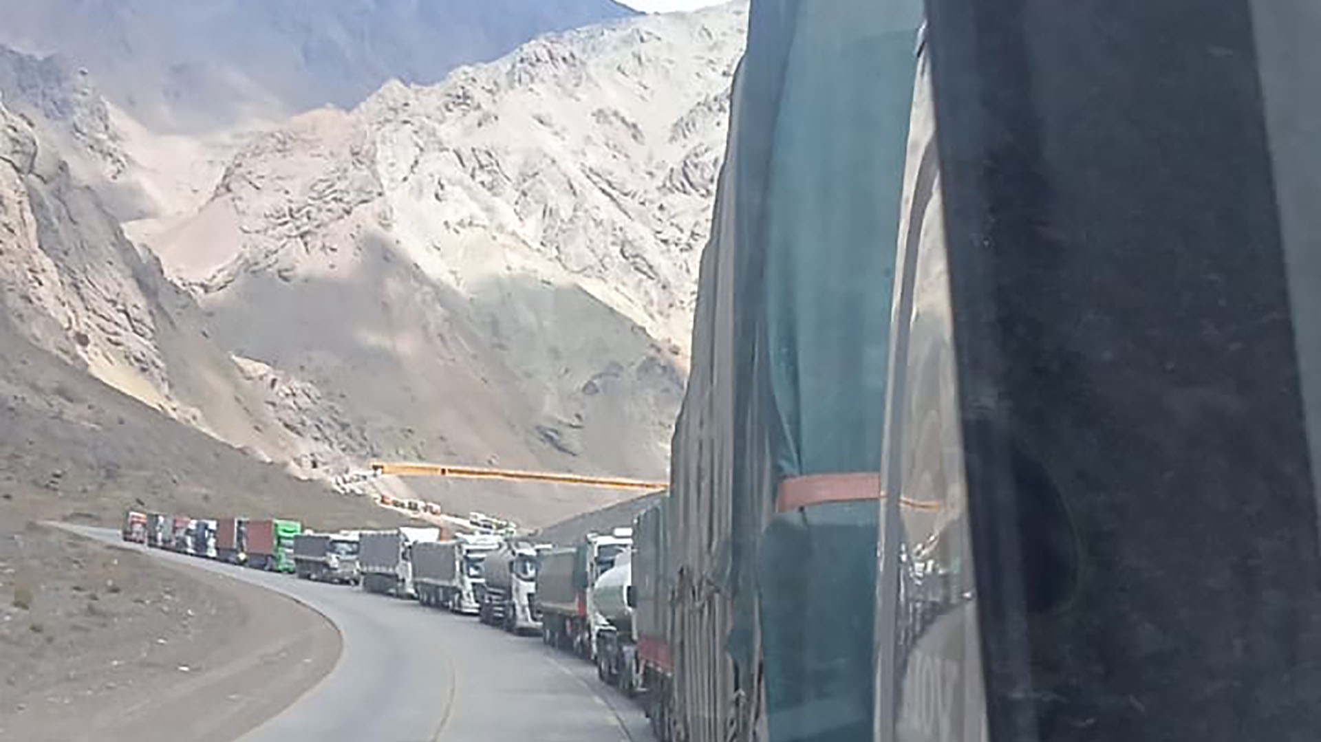 En el paso internacional Cristo Redentor hay más de 2.000 camiones intentando cruzar hacia Chile (Twitter / @FADEEACPRENSA)