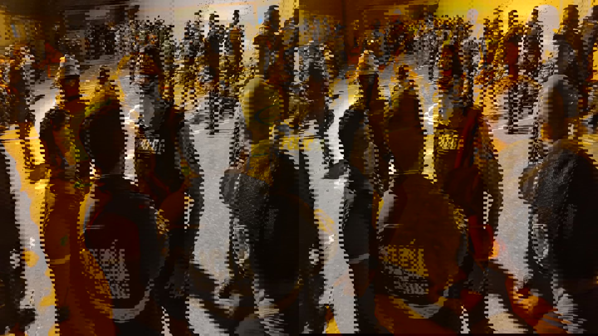 Las impactantes imágenes del incendio en el estadio de un club europeo tras el descenso a segunda división