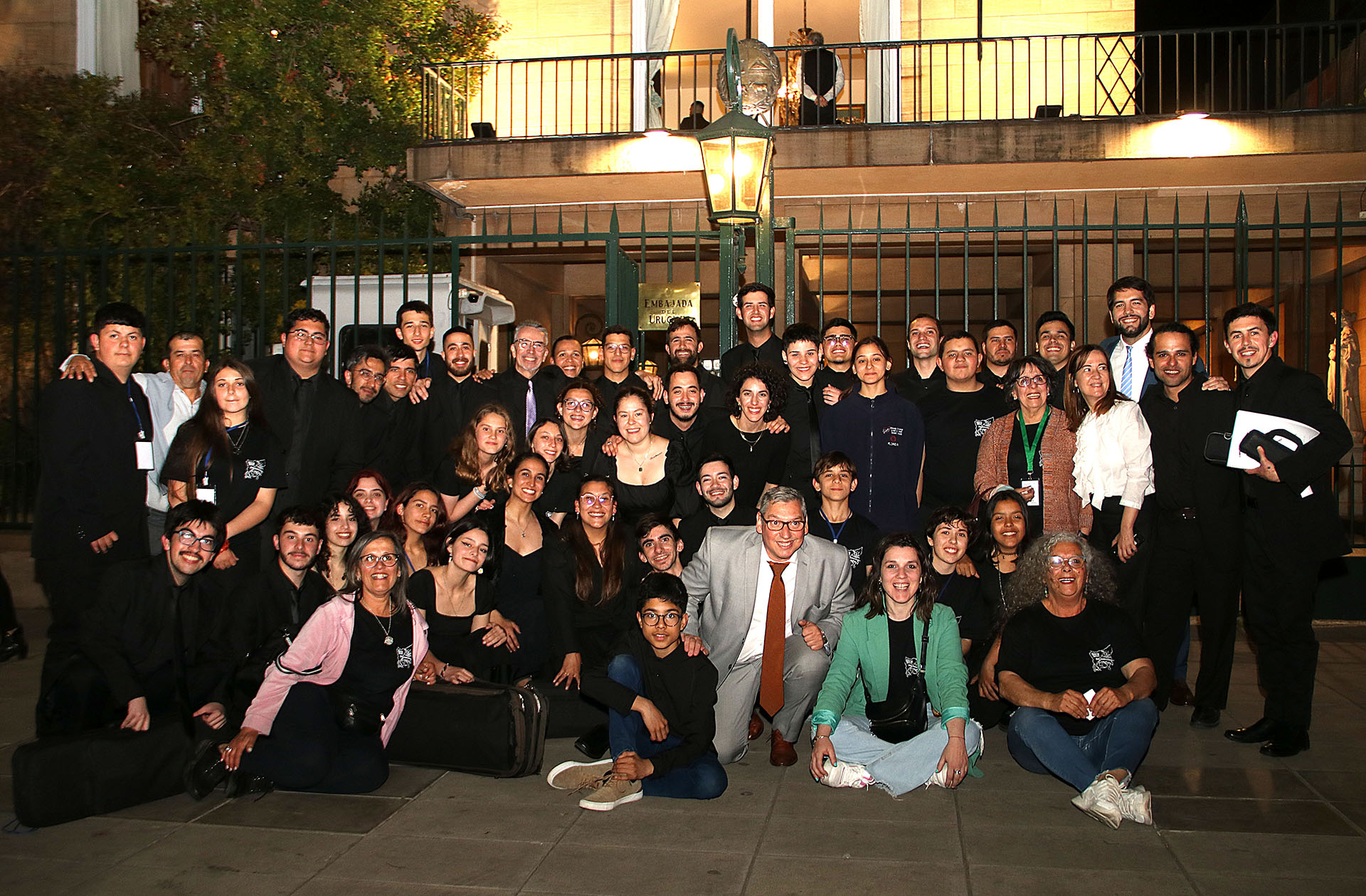 La foto grupal en la Residencia del Embajador, ubicada sobre Avenida Figueroa Alcorta 