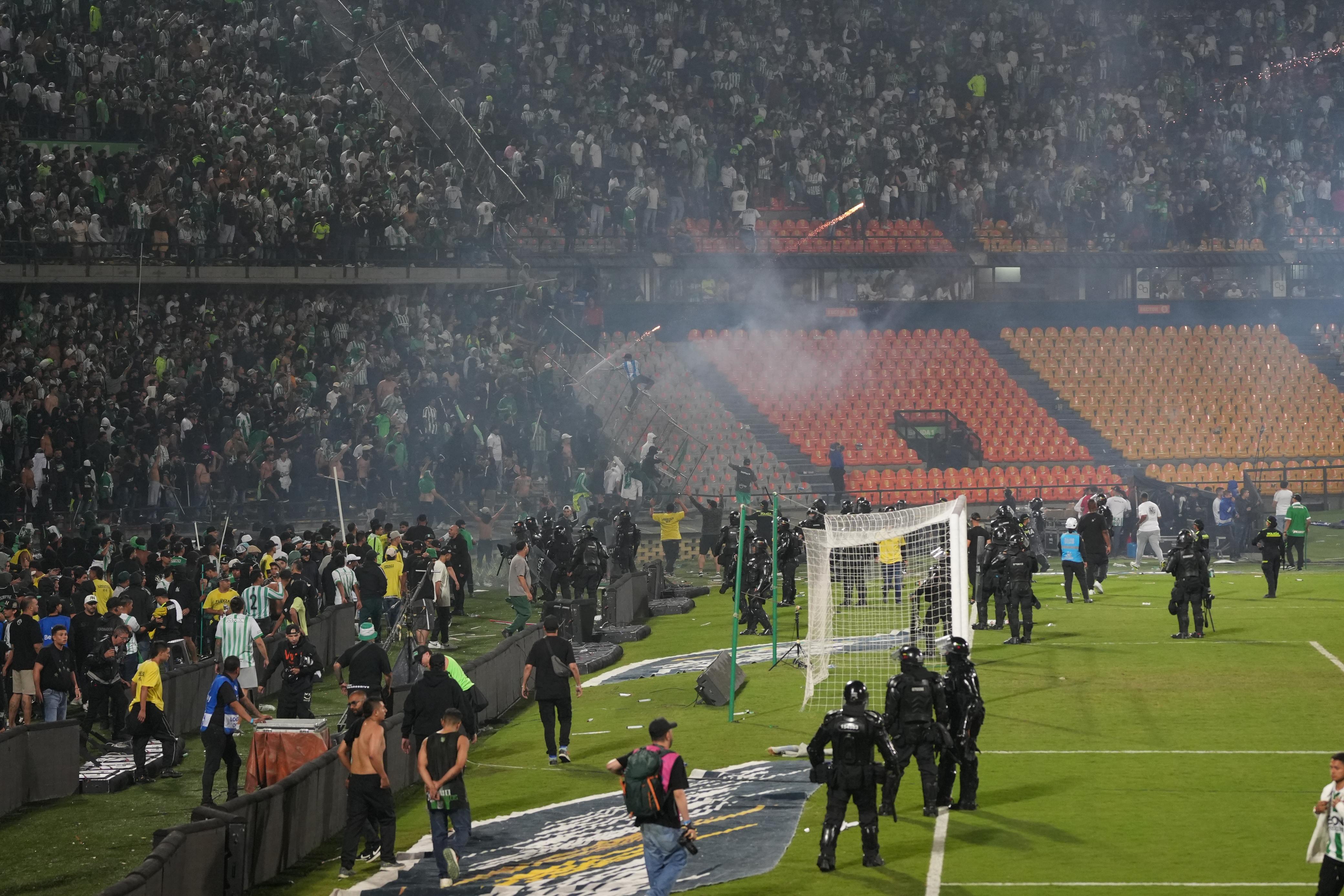 Polémica disputa entre el concejal Andrés Gury Rodríguez e hinchas del  Medellín: uno de ellos usó una bengala - Infobae
