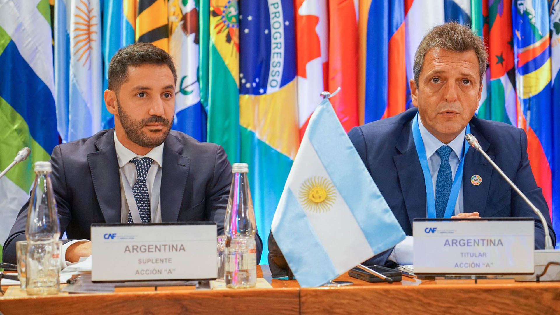 El titular de Enarsa Agustín Gerez y Sergio Massa durante la reunión de directorio de la CAF