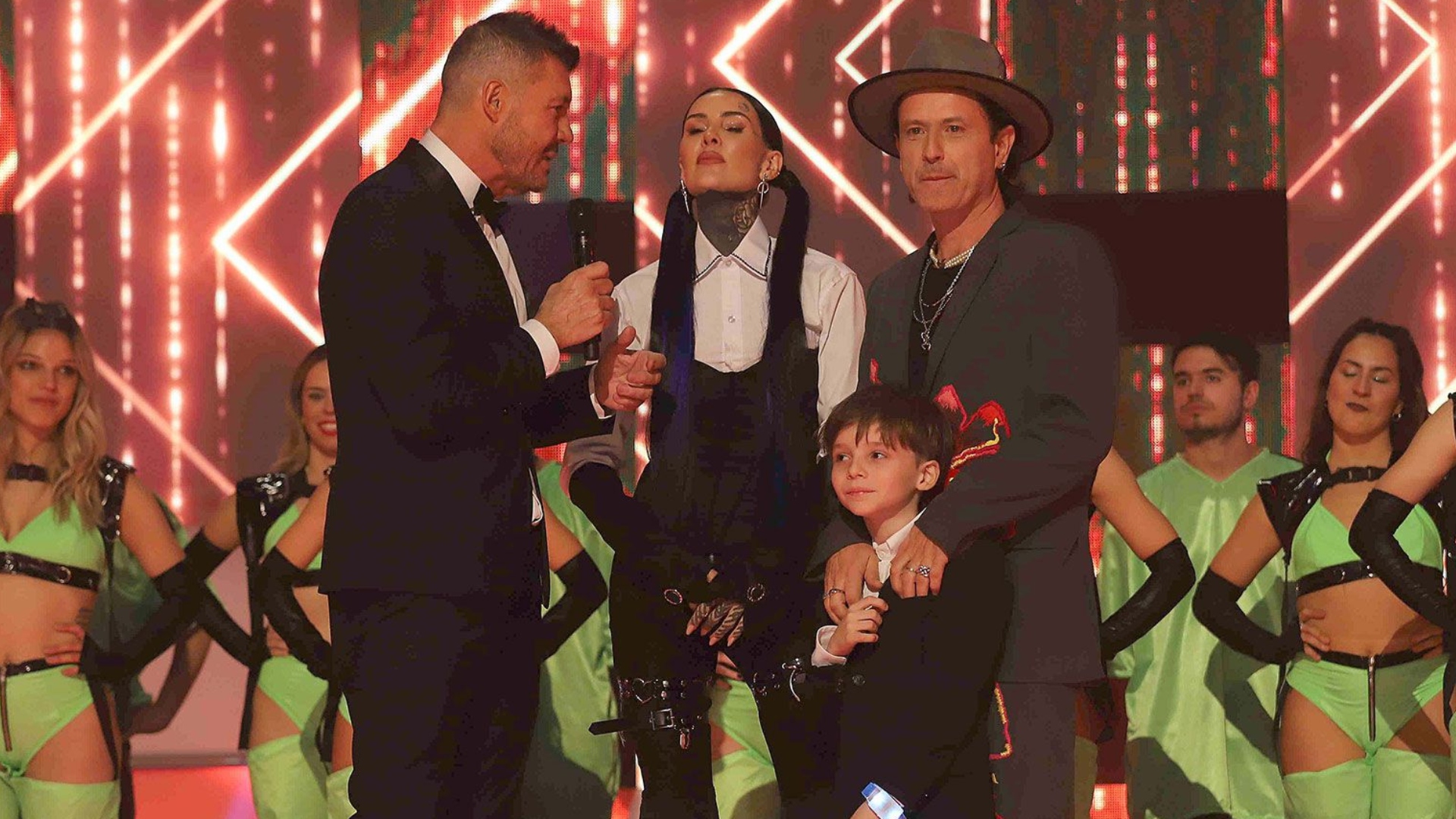 Marcelo Tinelli, con Cande, Lolo y Coti Sorokin en Canta Conmigo Ahora