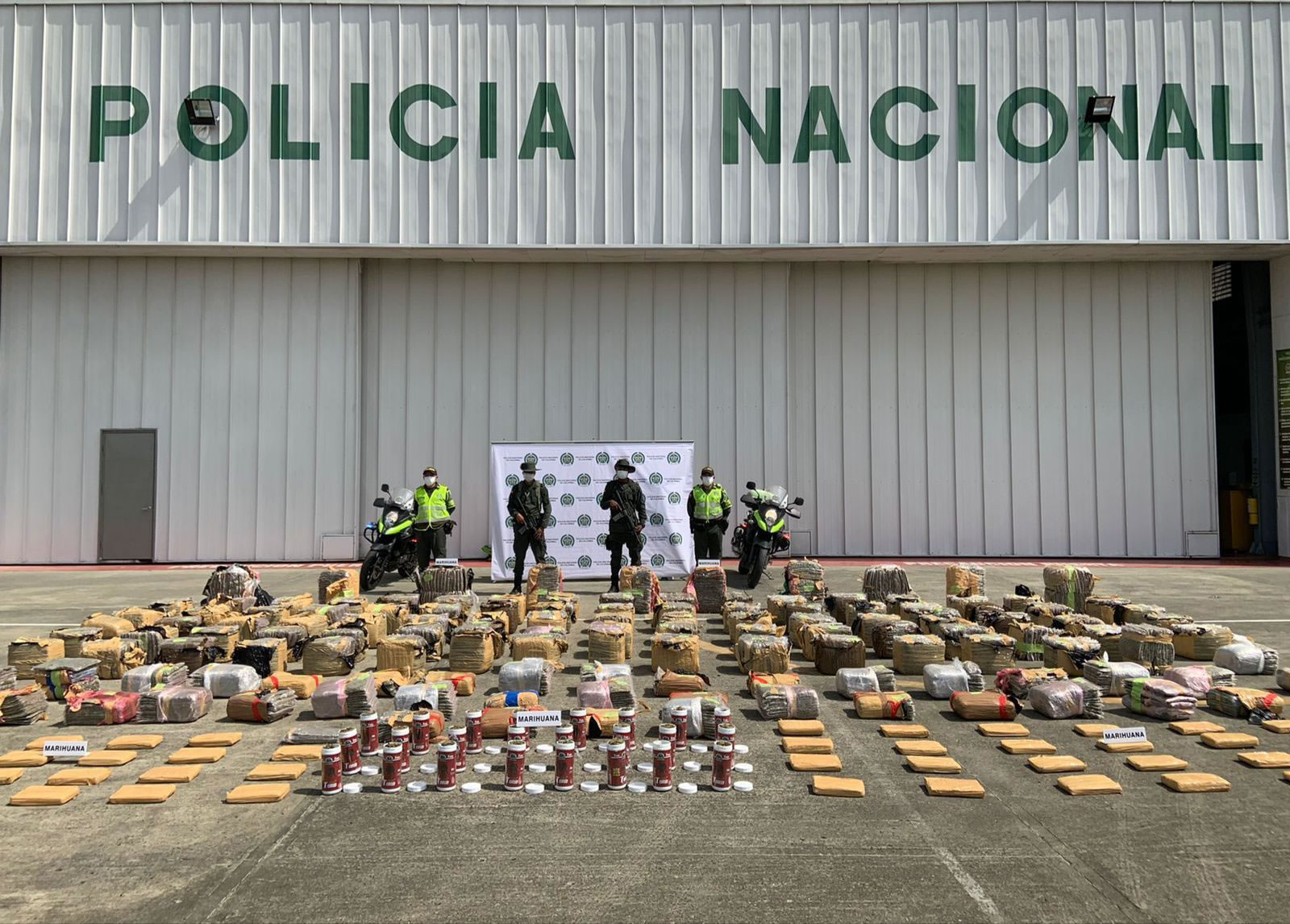 El canino de antinarcoticos ‘Pinky’ detectó 1.334 kilos de marihuana dentro de un parqueadero público en el departamento del Valle del Cauca. Foto: Policia Nacional.