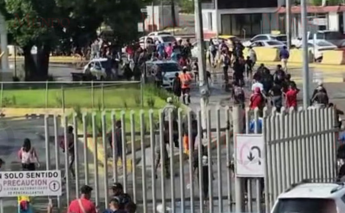 Los migrantes iungresaron por el puente de Matamoros, Tamaulipas. (Impresión de pantalla)