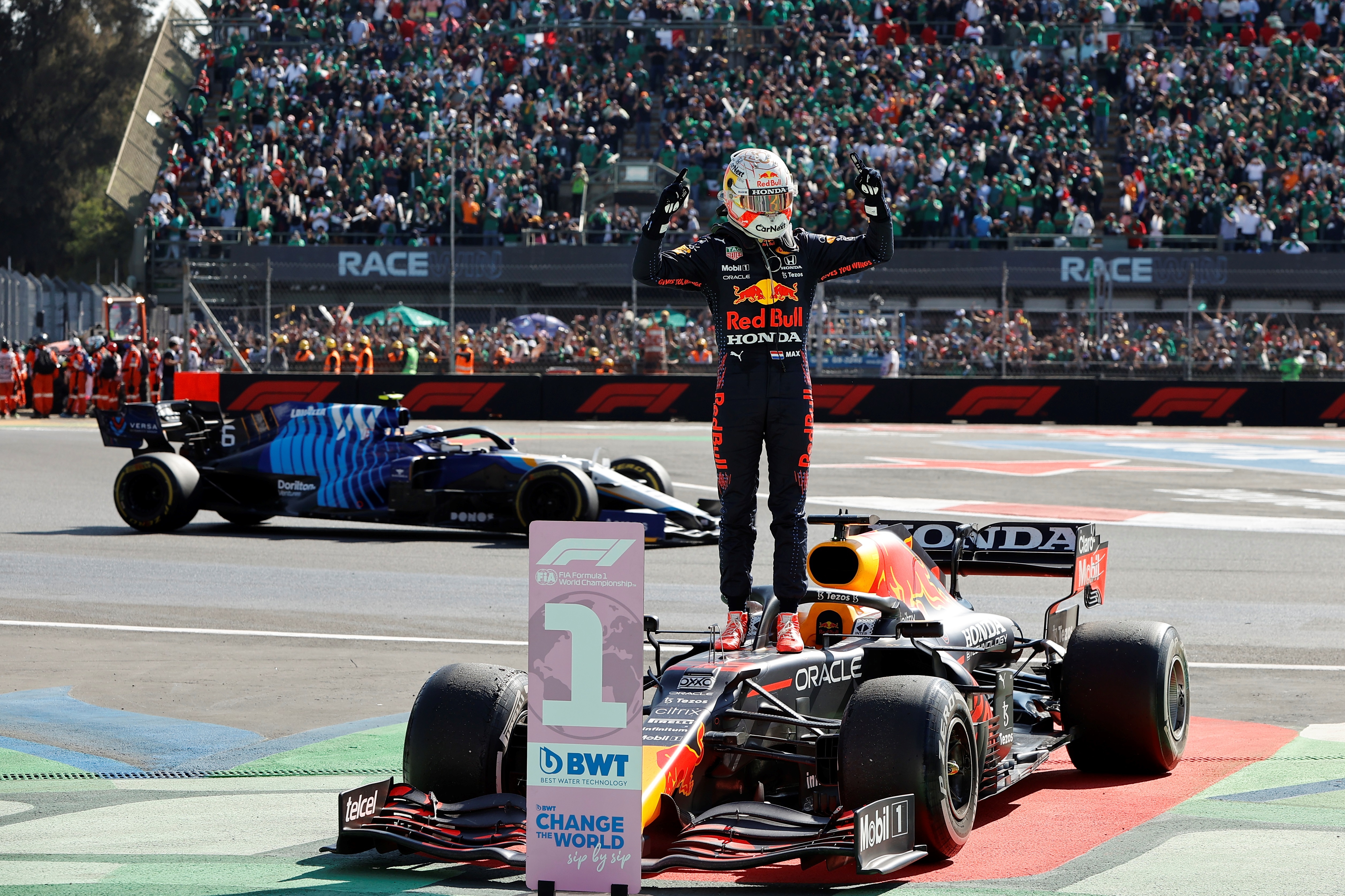 El holandés Max Verstappen de Red Bull celebra tras ganar el primer lugar hoy, en el Gran Premio de Fórmula Uno de México que se realiza en el Autódromo Hermanos Rodríguez en Ciudad de México (México). EFE/José Méndez
