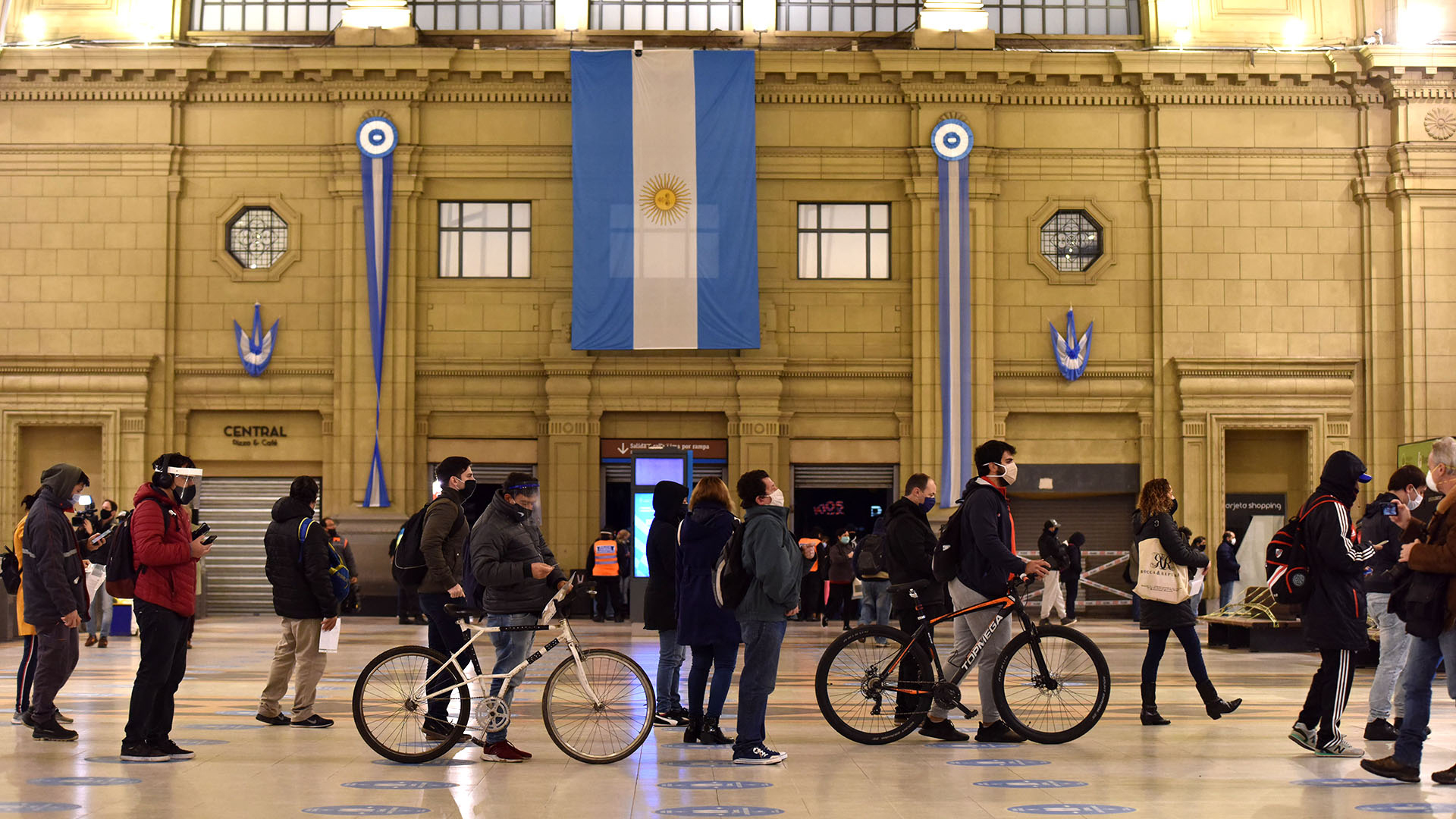 Cuatro puestos de control, con cuatro efectivos cada uno, se instalaron en la estación de trenes de Constitución para verificar los permisos de circulación de las personas que bajaban del ferrocarril Roca, a quienes también se les tomaba la temperatura.