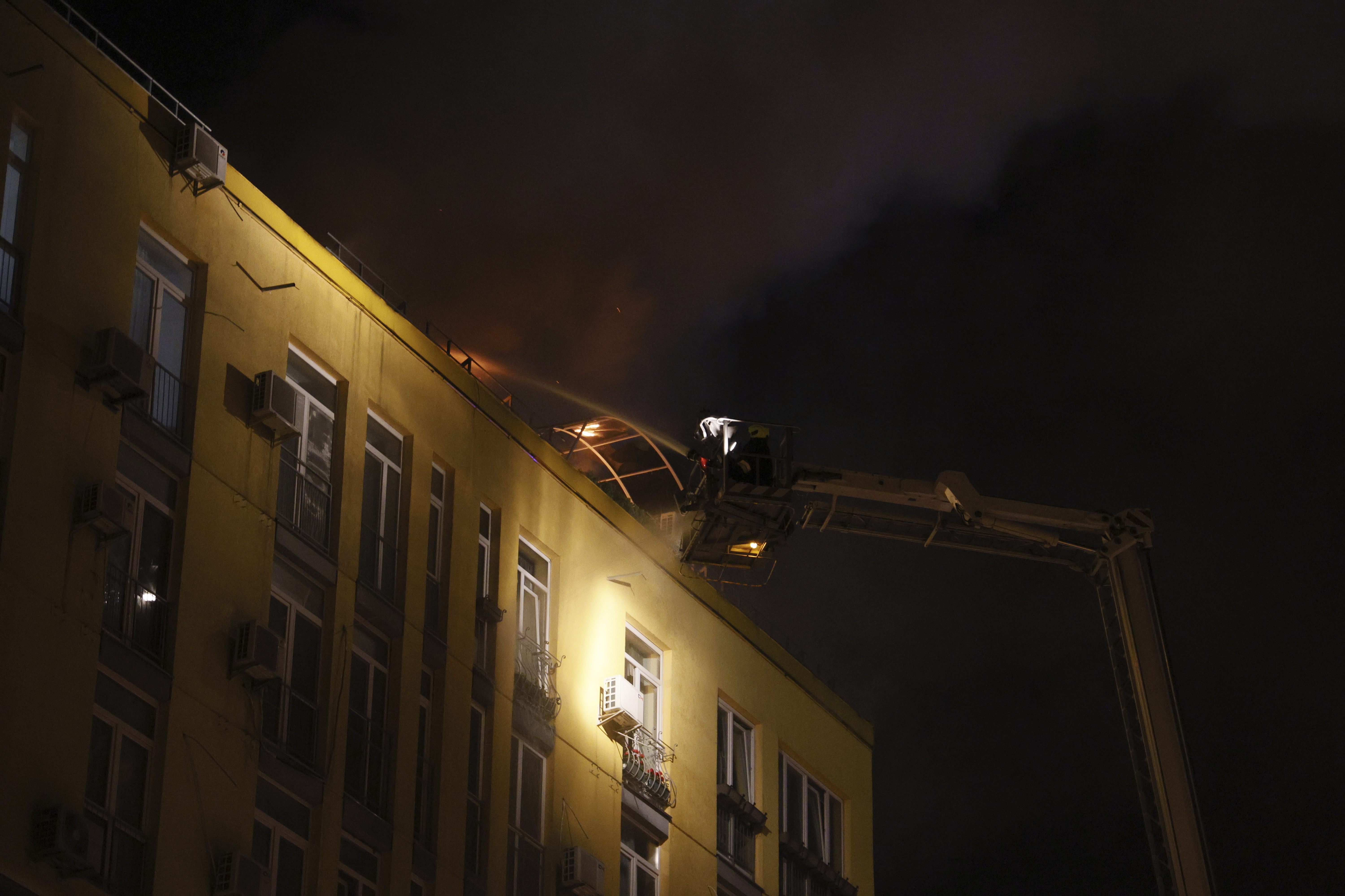 ARCHIVO - Los equipos de rescate extinguen un incendio en la parte superior de un edificio residencial luego de un ataque con un dron, en Kiev, Ucrania, el sábado 20 de mayo de 2023.  (Foto AP/Alex Babenko, Archivo)

