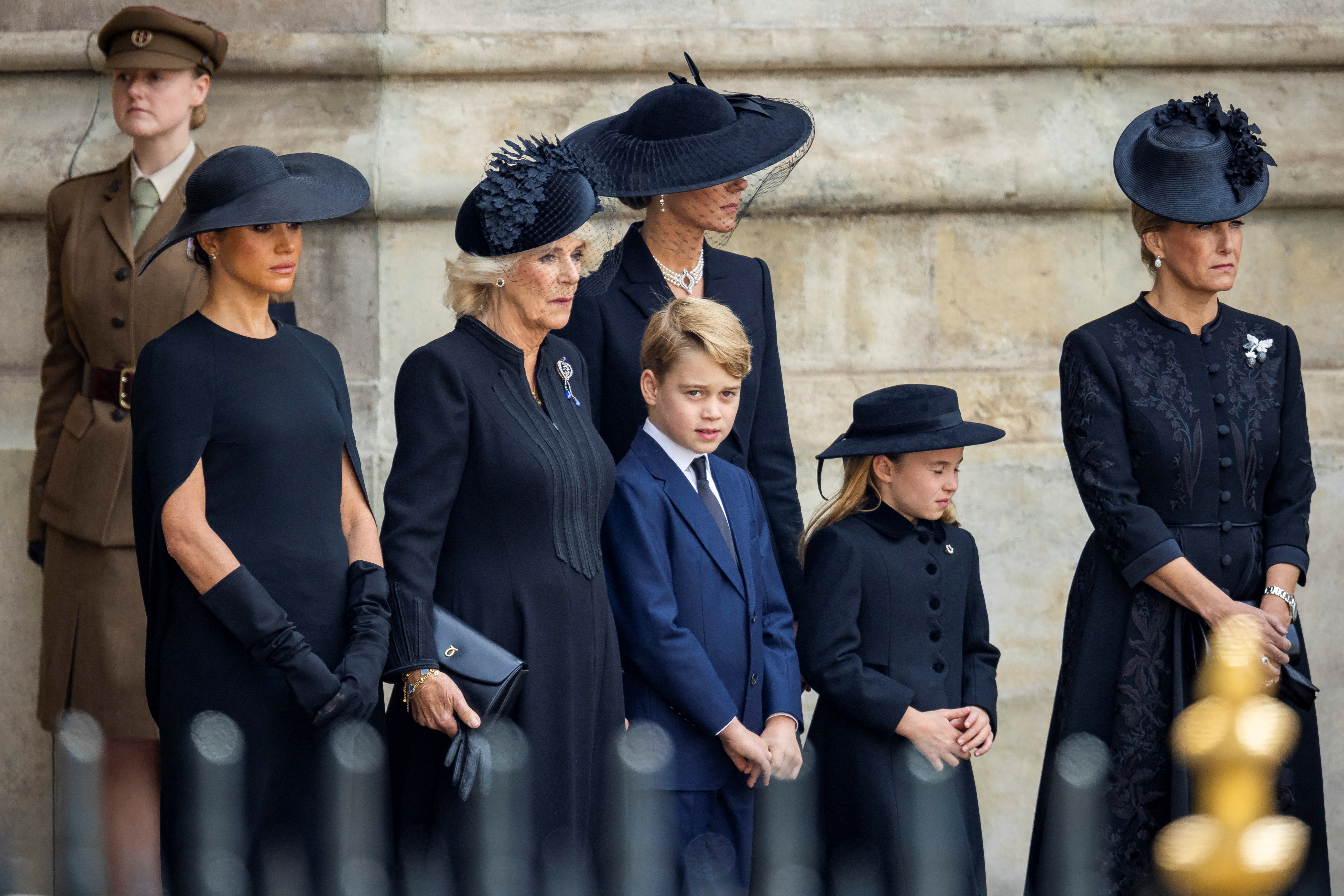 La reina Camila, la princesa de Gales, Meghan Markle, el príncipe George, la princesa Charlotte y Sofía, condesa de Wessex, se paran afuera de la Abadía de Westminster el día del funeral de estado y entierro de la reina Isabel II (Reuters)