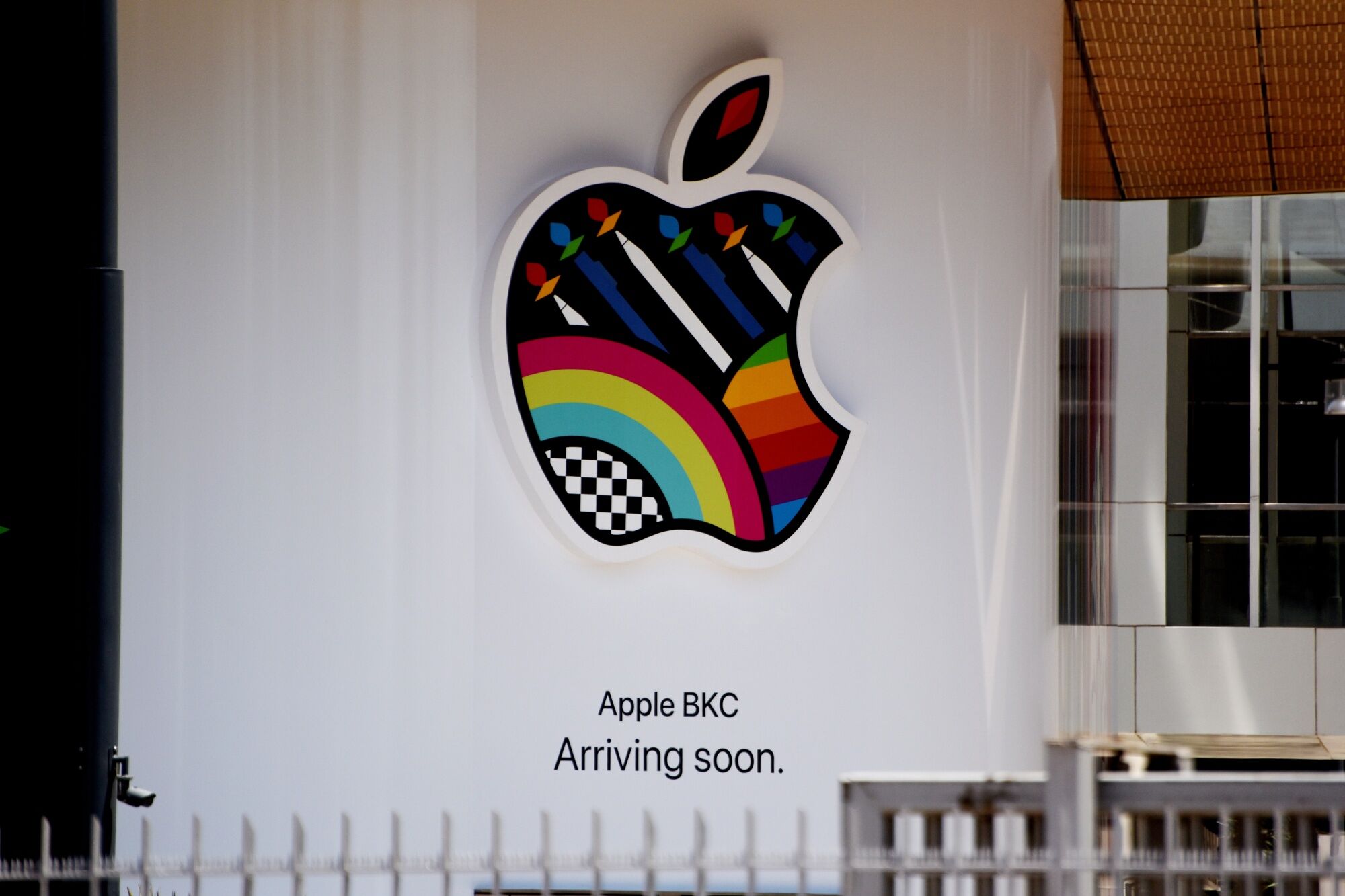 Un cartel en el que se lee "Próximamente" con el logotipo de Apple Inc. en su tienda antes de la apertura en el centro comercial Jio World Drive en Bandra Kurla Complex en Mumbai, India, el 5 de abril de 2023 (Bloomberg)