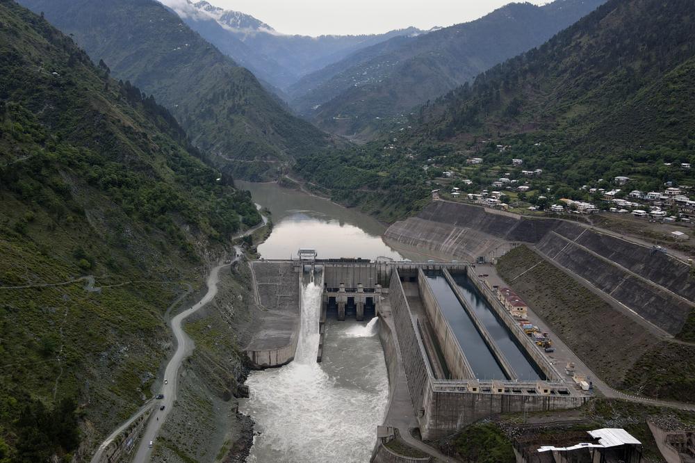 Vista de la presa principal del proyecto hidroeléctrico Neelum-Jhelum en Nauseri, Pakistán, cerca de Muzaffarabad, capital de la Cachemira administrada por Pakistán, el jueves 4 de mayo de 2023. La central, construida por un consorcio chino, tuvo que cerrarse por temor a que se derrumbara. (AP Photo/Shahzaib Afzal)