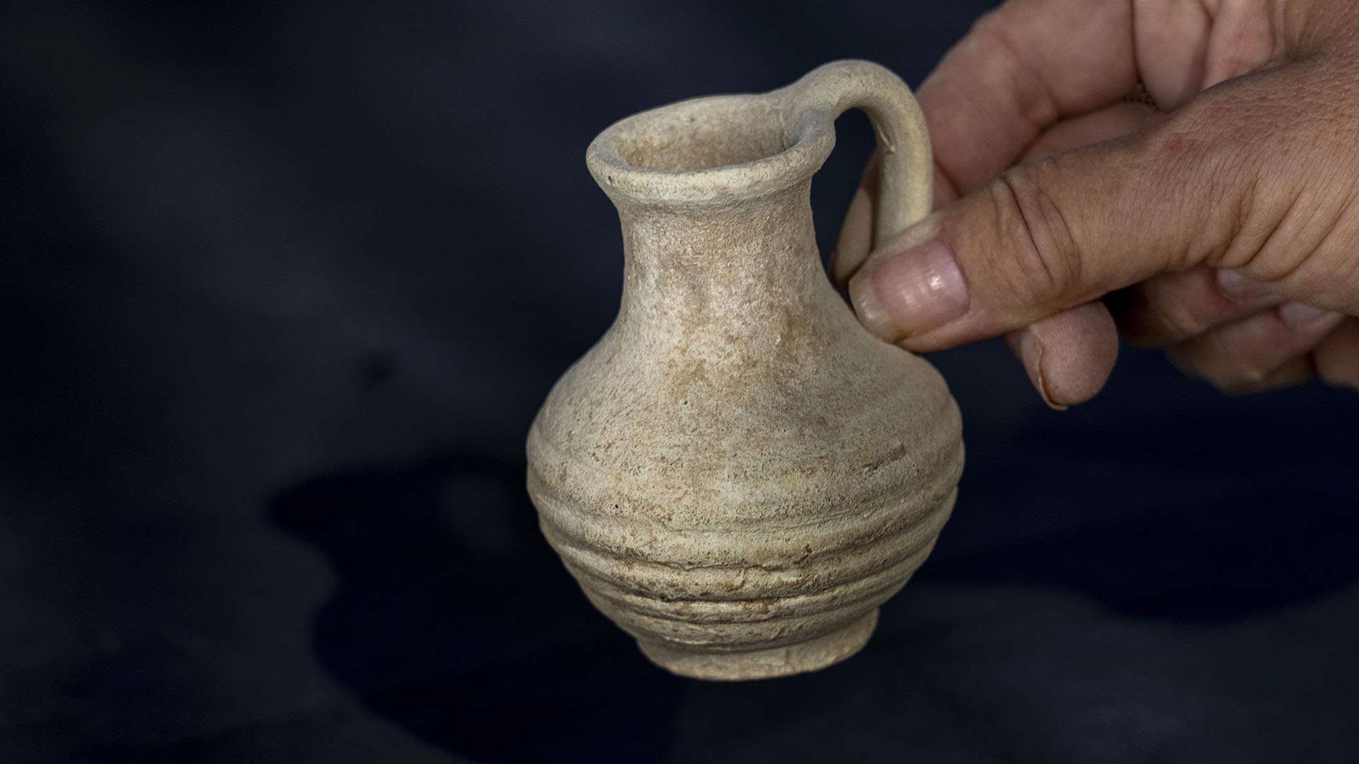 Un artefacto encontrado en la finca (Foto AP/Tsafrir Abayov)

