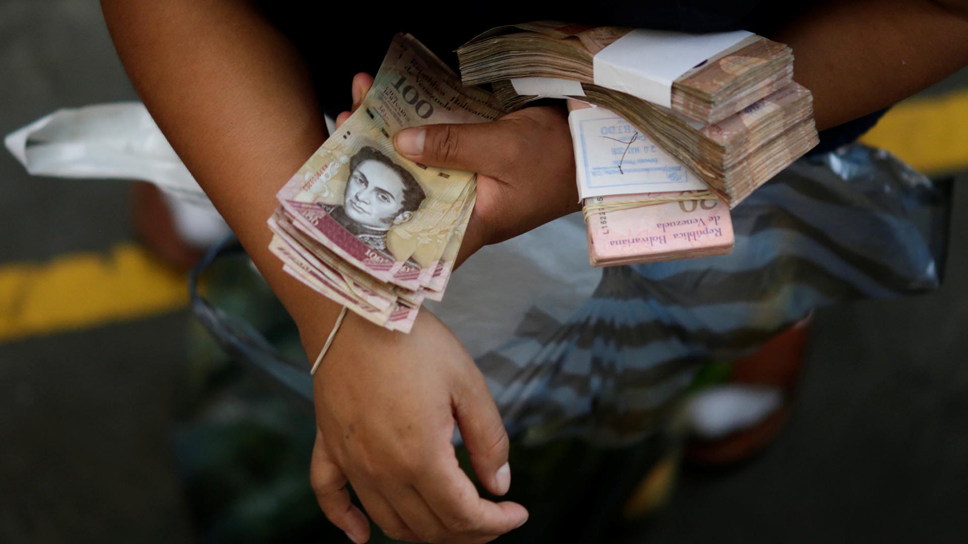 Venezuela acumula más de 1000% de inflación en 2020 (Reuters)
