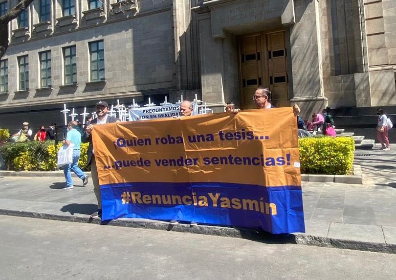 The senators demonstrated outside the Supreme Court of Justice of the Nation (Twitter/@letroblesrosa)