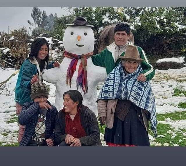 Cusqueños arman divertidos muñecos de nieve.