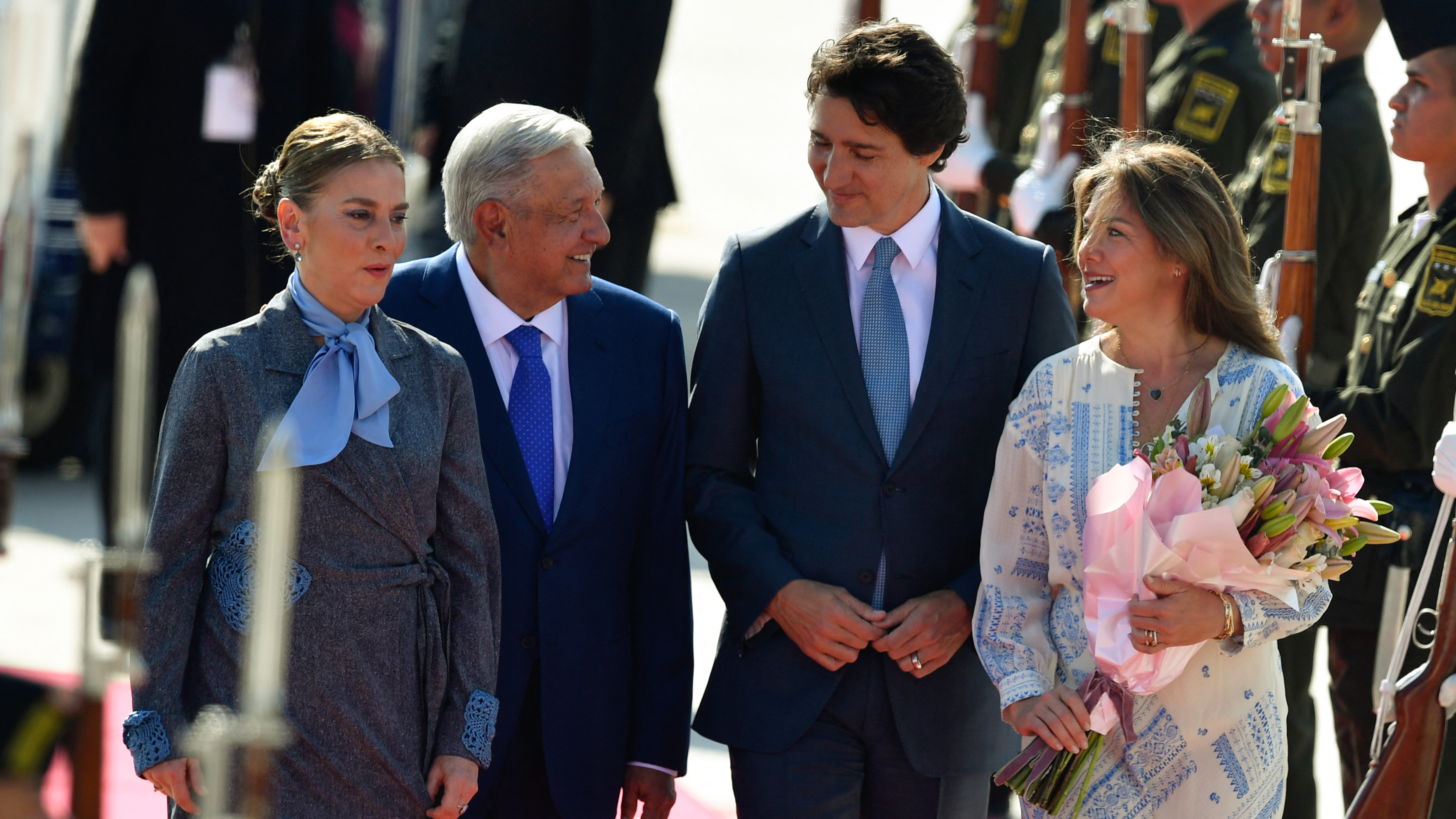 El presidente López Obrador y su esposa recibieron a Justin Trudeau y a Sophie Grégoire (AFP)